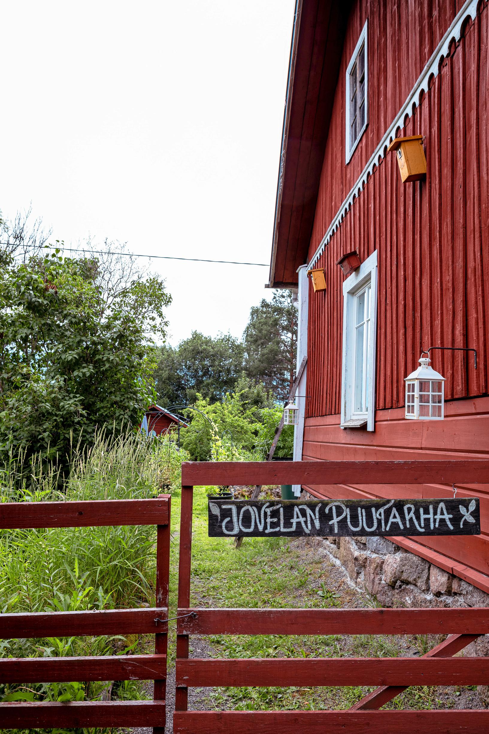 Johanna ja hänen puolisonsa antoivat vuonna 1868 rakennetulle hirsitalolleen nimeksi Jovela.