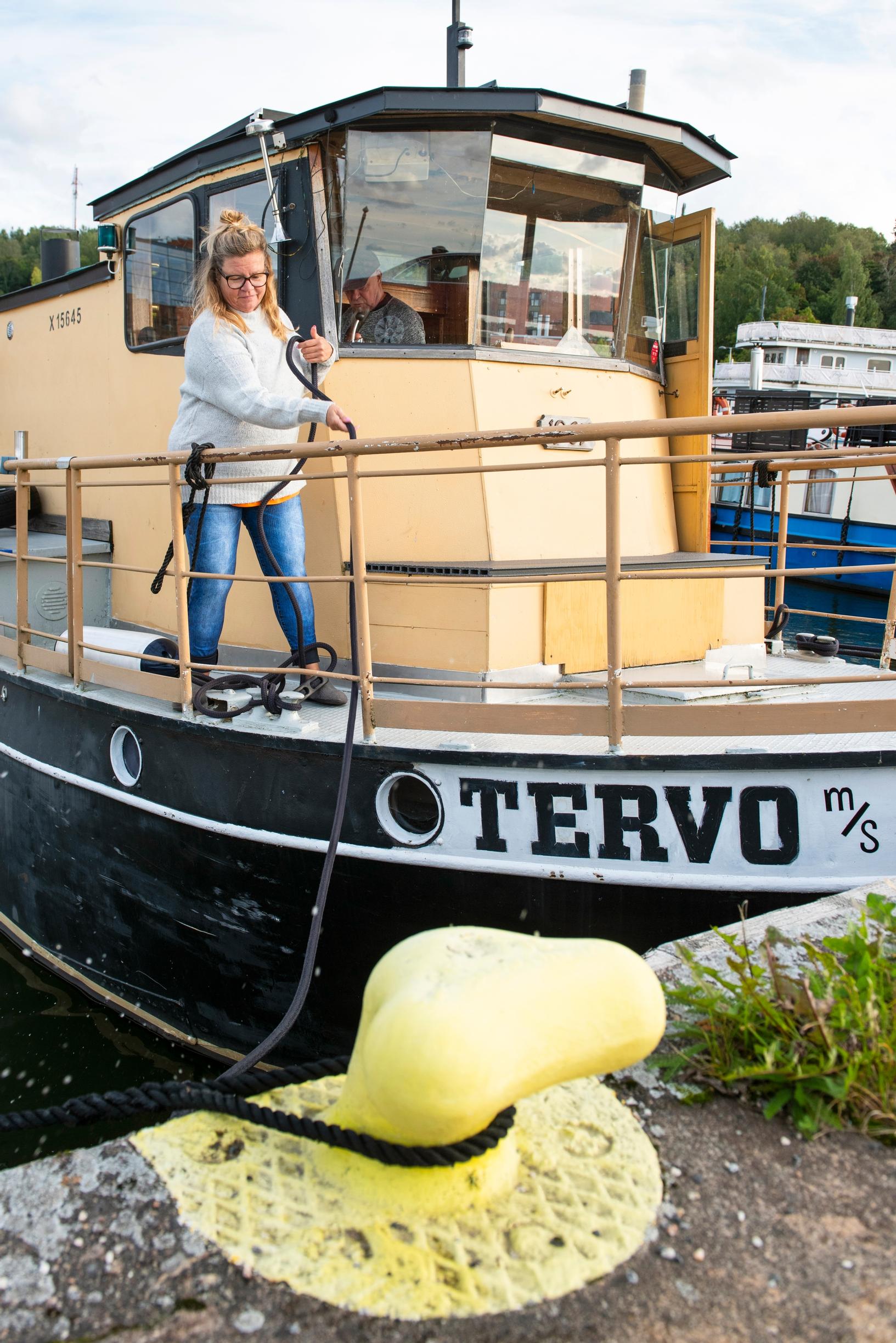 Reea Viikinniemi irrottaa laivan köyttä satamassa