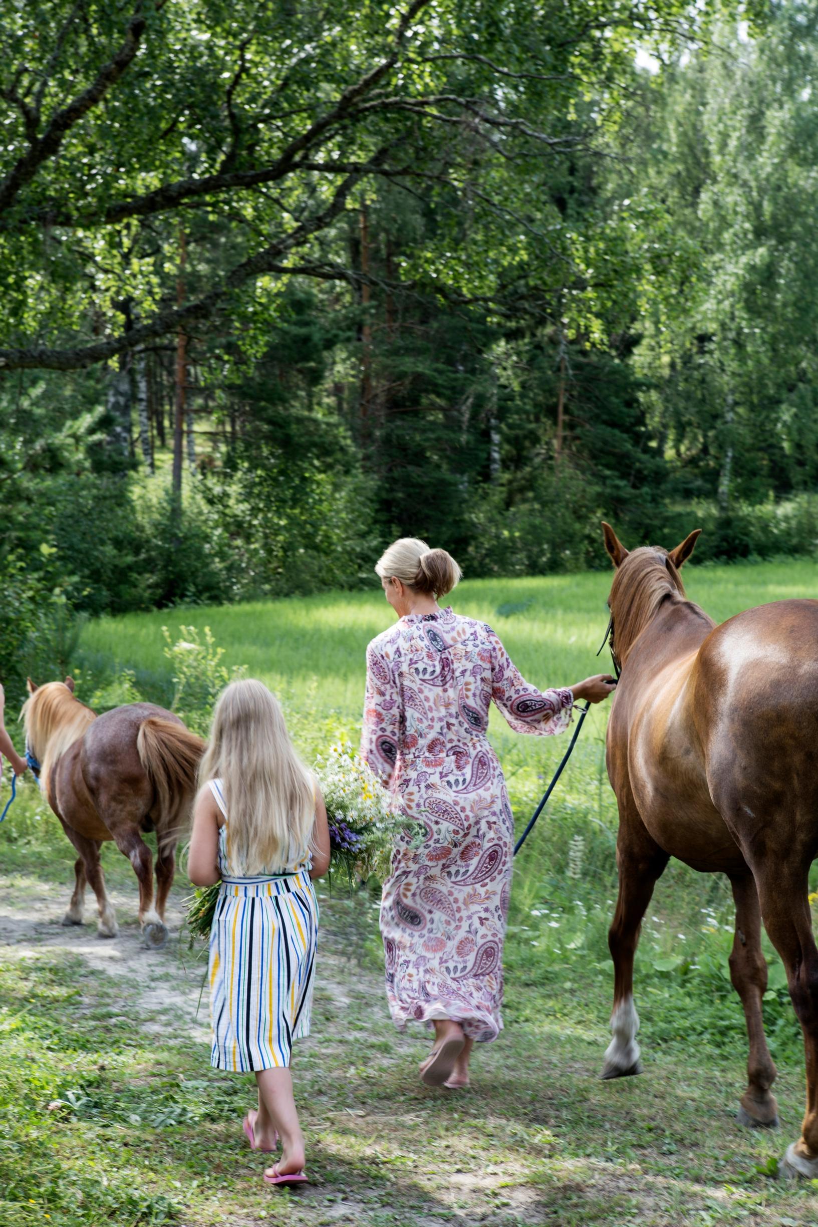 Daniela ja Agnes palaamassa hevosten talutuslenkiltä