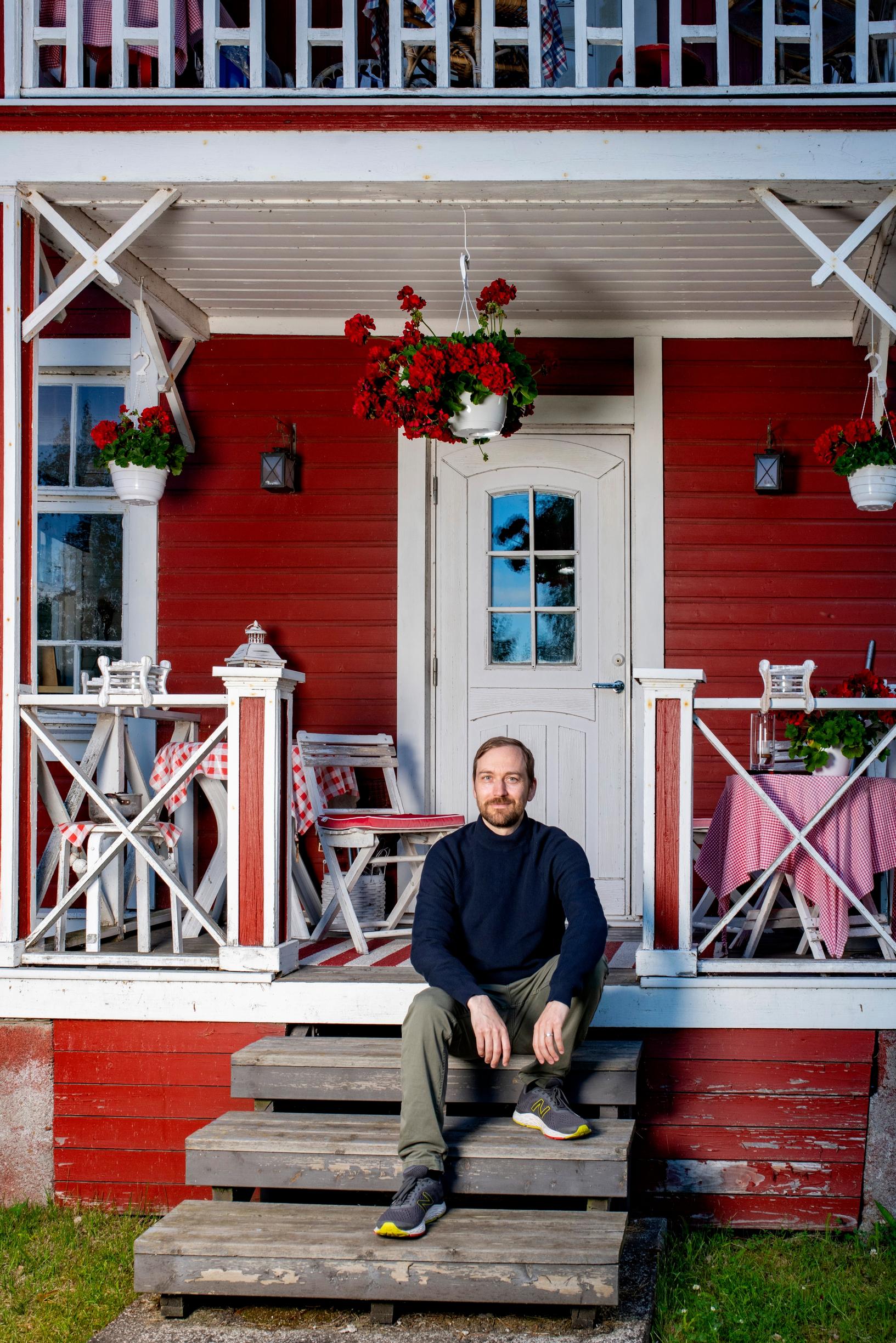 christoffer masar istuu huvilan portailla 