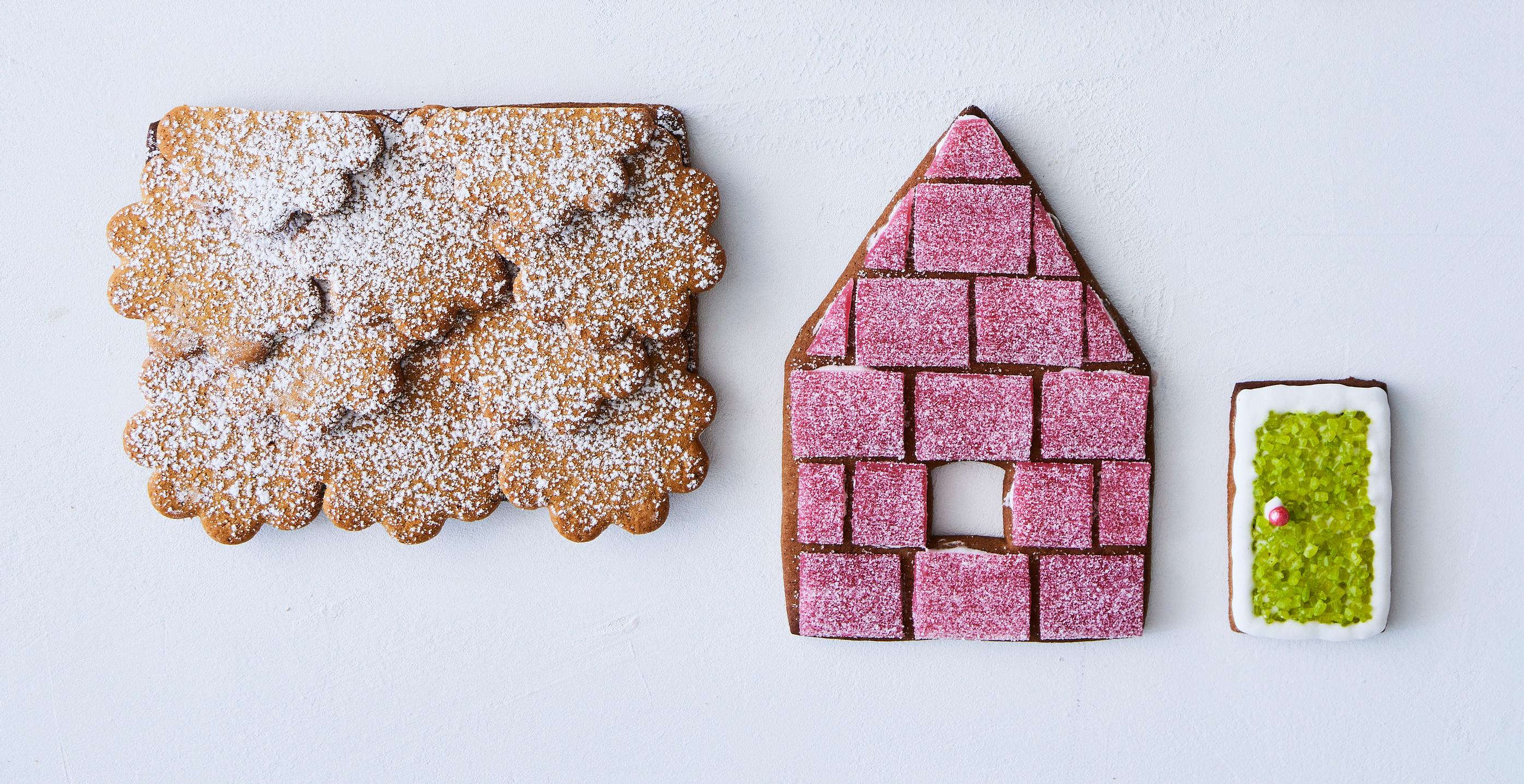 Perinteisen tiilitalon tyylisiä piparkakkutalon osia