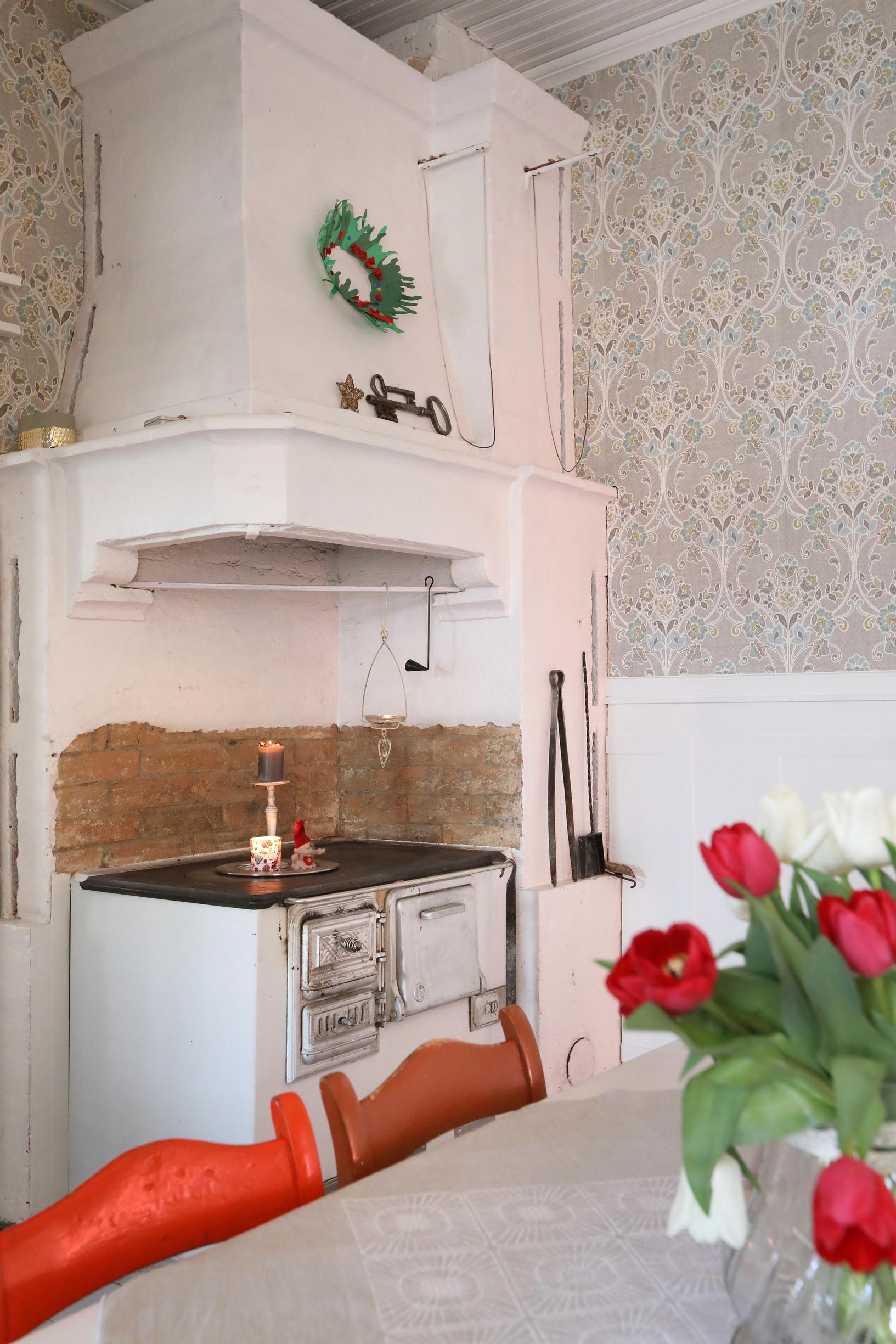 Hella keittiön nurkassa