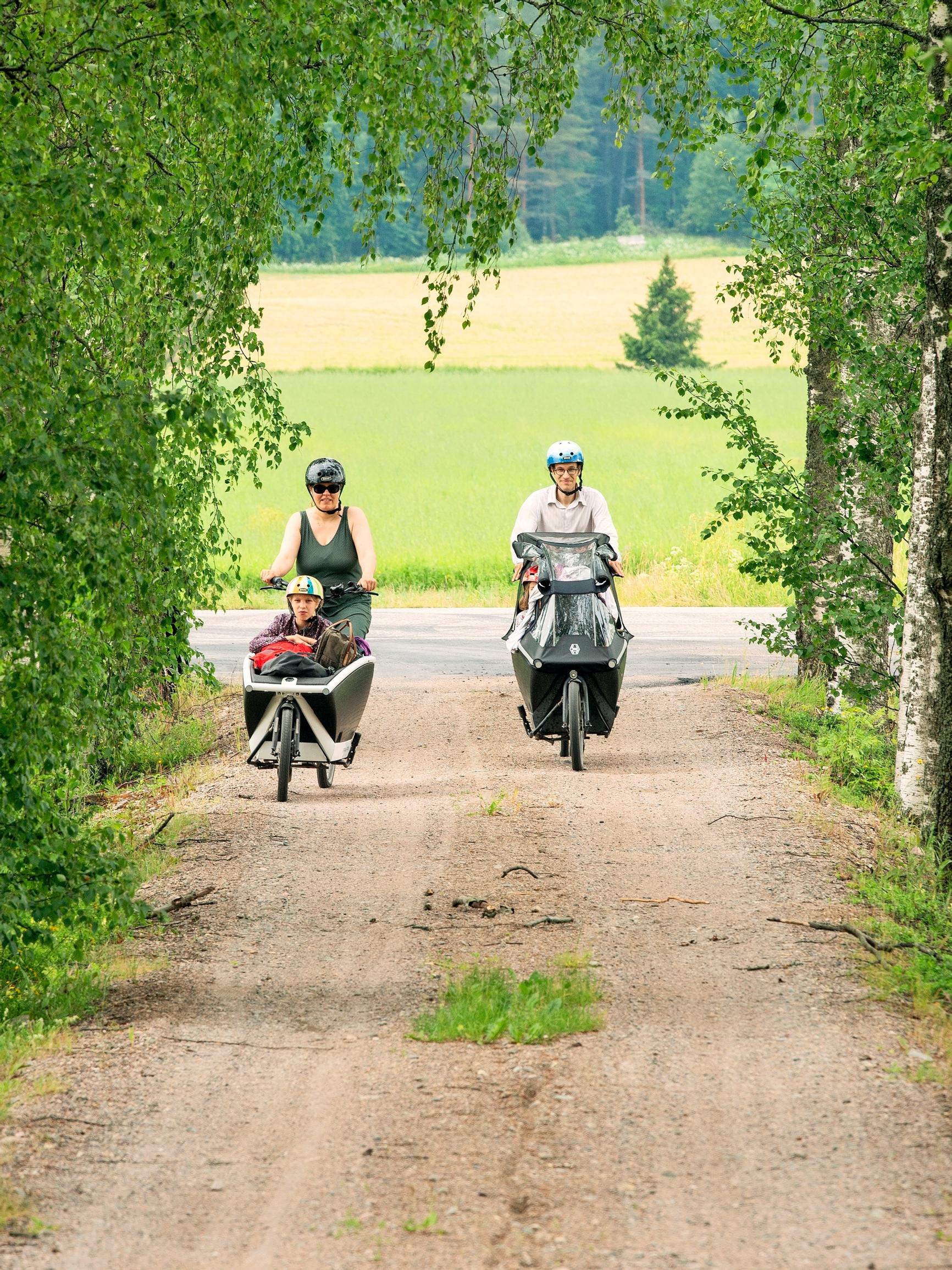 Polkien mökille! Lapsiperhe taittaa 60 kilometrin mökkimatkat pyöräillen: ”Ainakin toiseen suuntaan tullaan yleensä rauhassa”