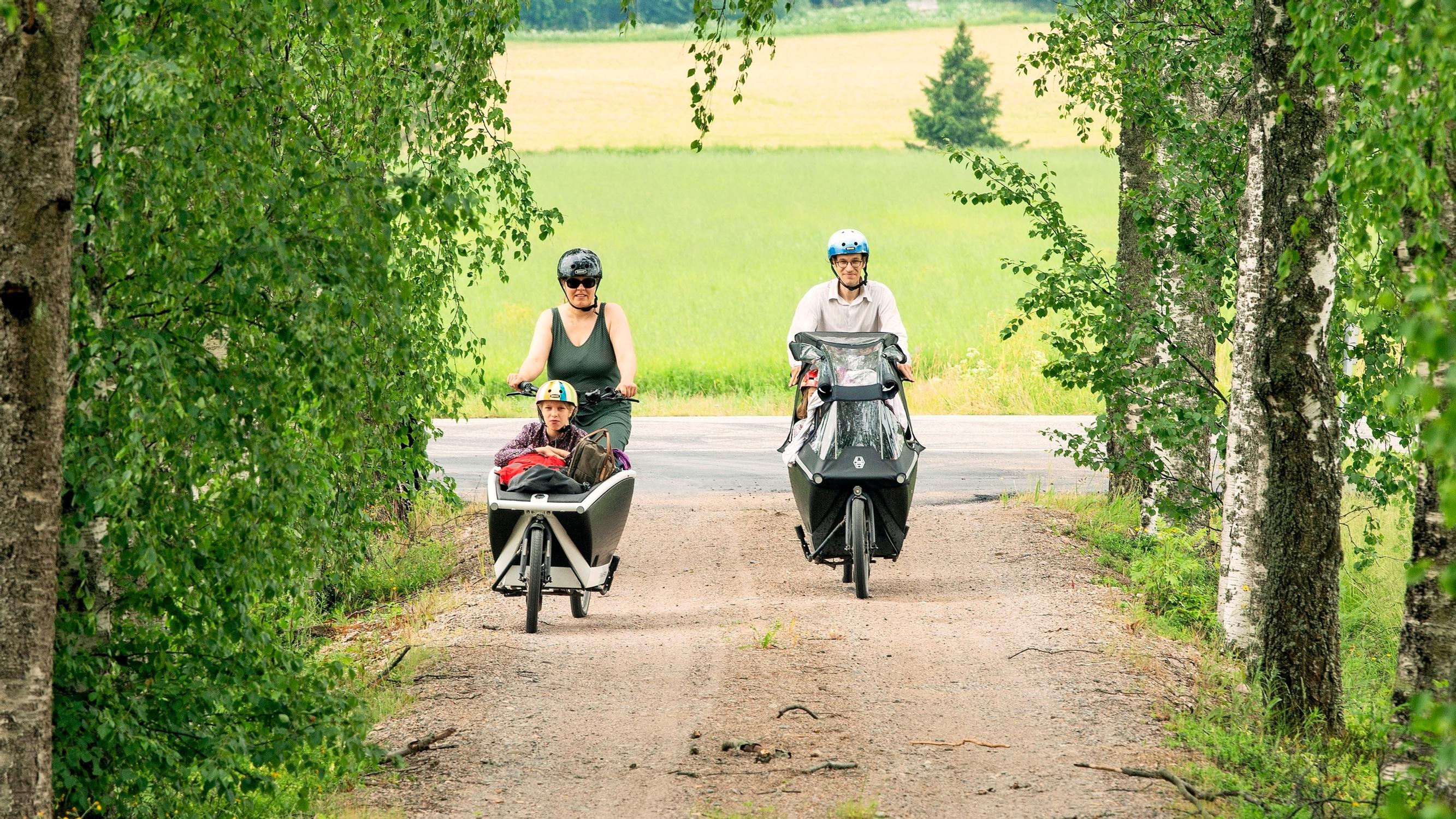 Polkien mökille! Lapsiperhe taittaa 60 kilometrin mökkimatkat pyöräillen: ”Ainakin toiseen suuntaan tullaan yleensä rauhassa”