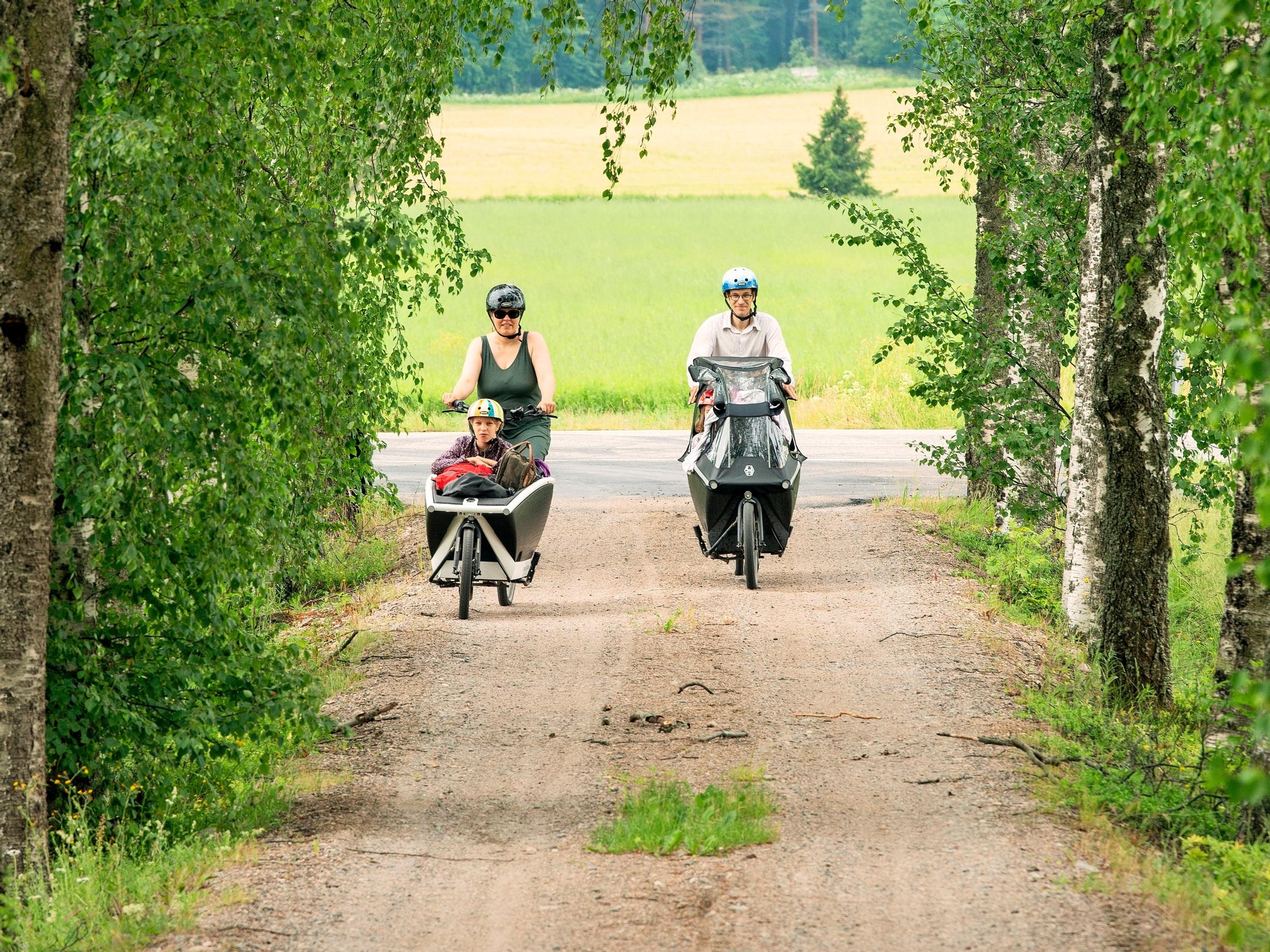 Polkien mökille! Lapsiperhe taittaa 60 kilometrin mökkimatkat pyöräillen: ”Ainakin toiseen suuntaan tullaan yleensä rauhassa”