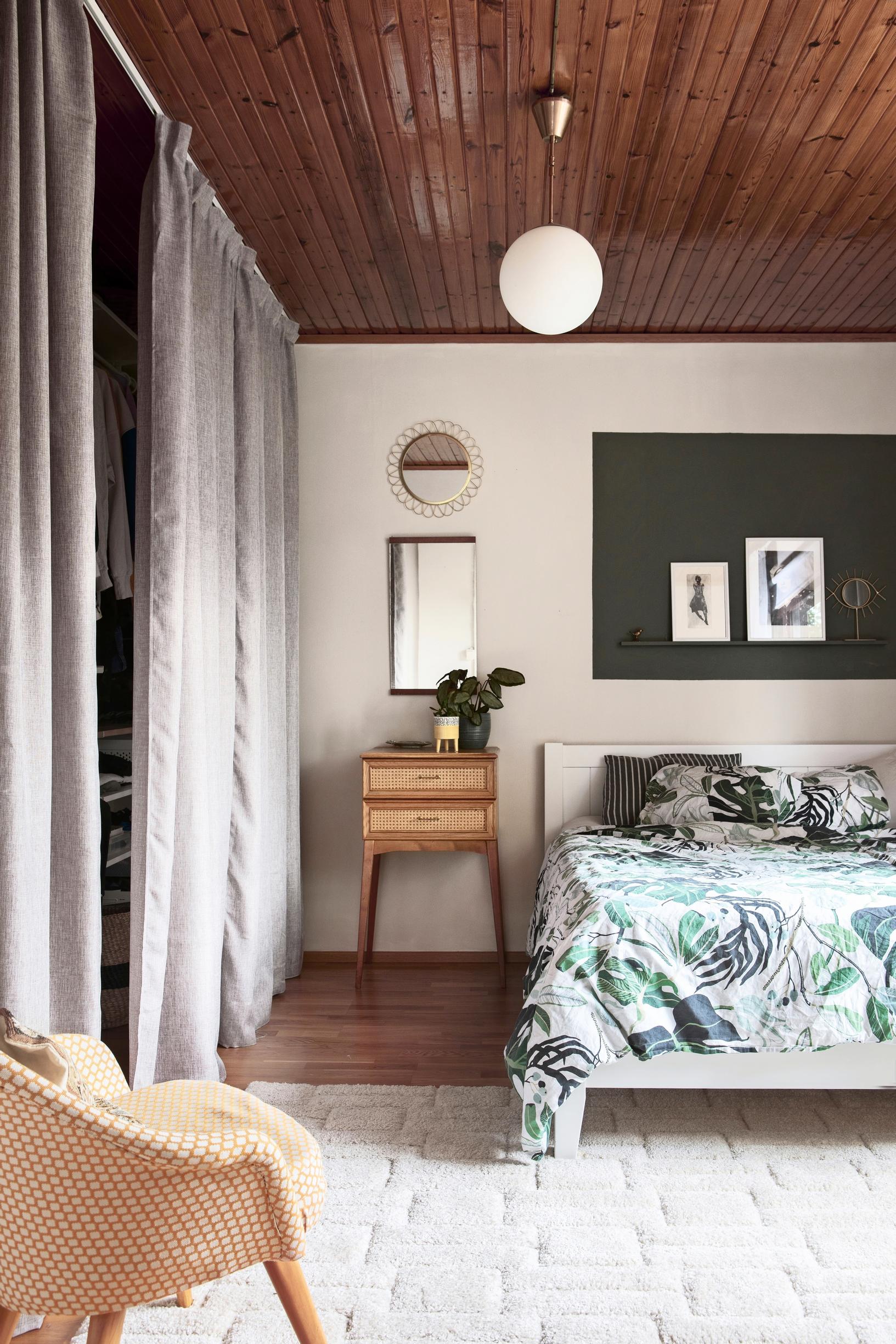 Makuuhuone, jossa on vaatesäilytys