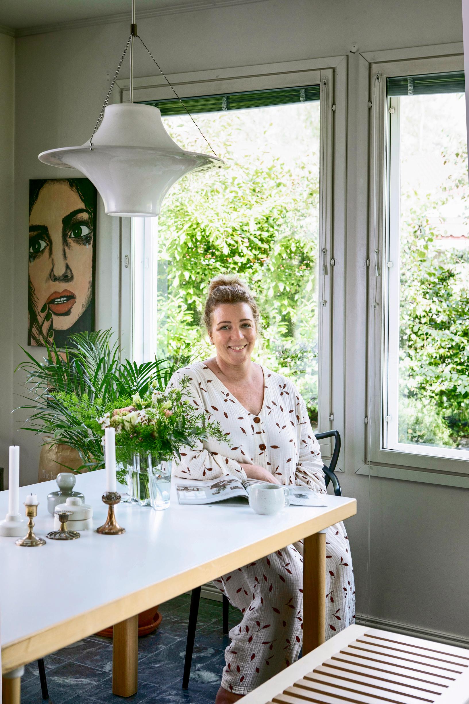 Anna Humalajoki uudistetussa keittiössä