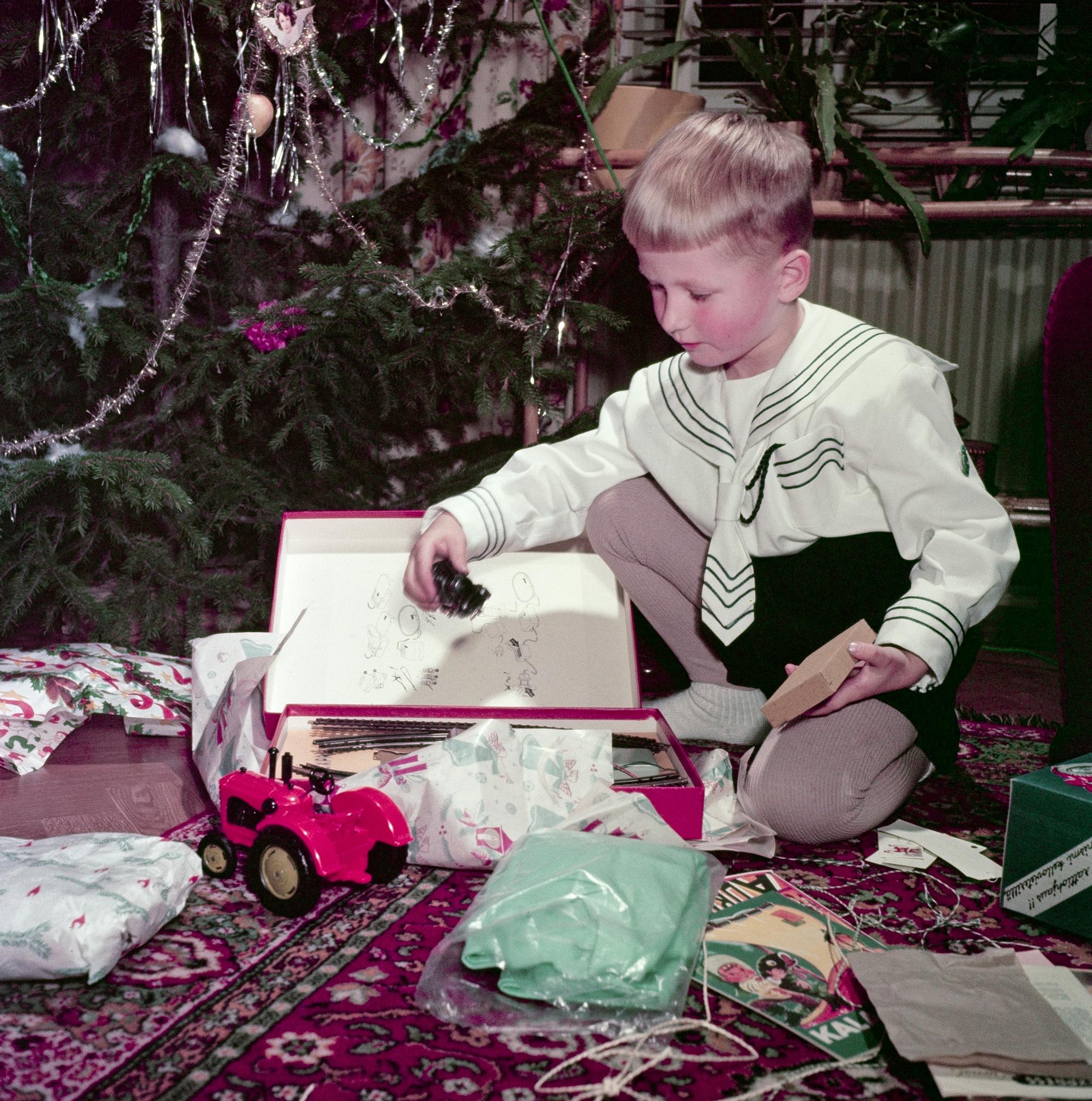 Muistatko vielä, millaisiin papereihin lapsuuden joululahjasi oli kääritty? Nostalginen puotipaperi on taas ajankohtainen valinta