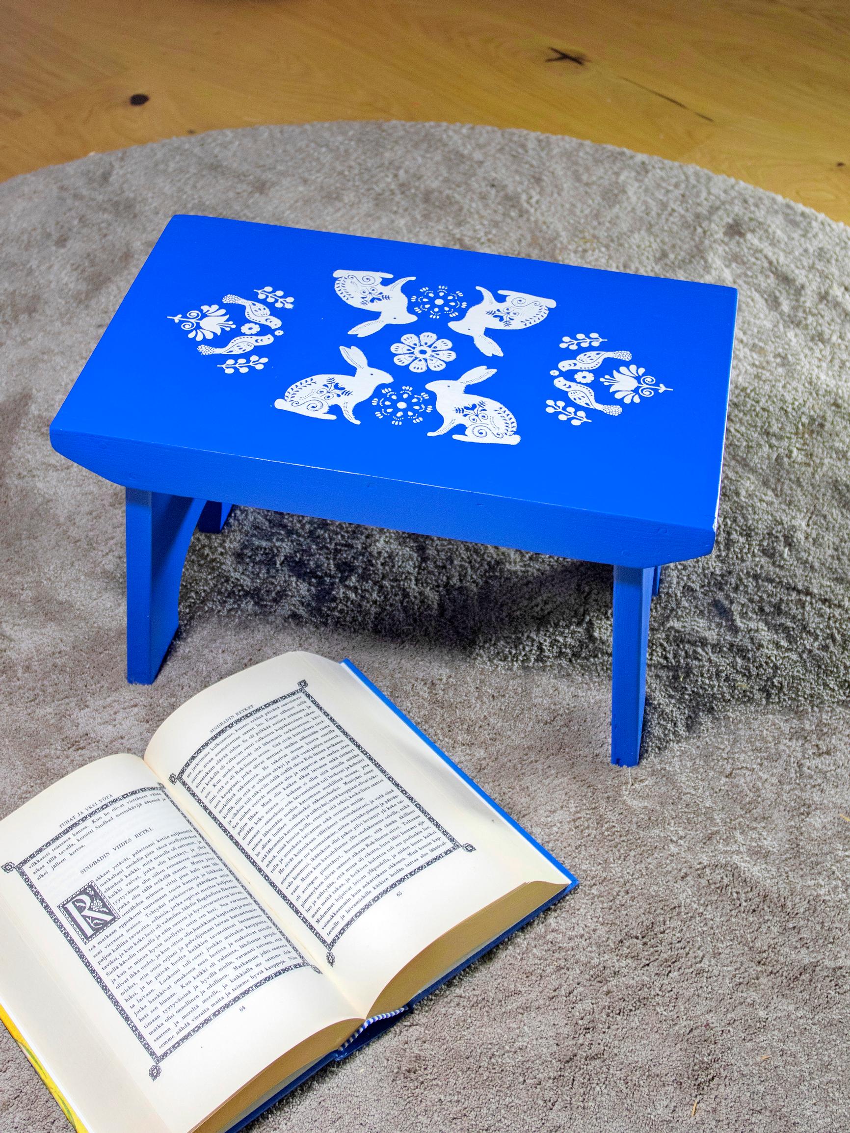 Jakkaran tuunaus koristemaalauksella – näin uudistat vanhan kalusteen ja viimeistelet pinnan sapluunalla kuvioiden