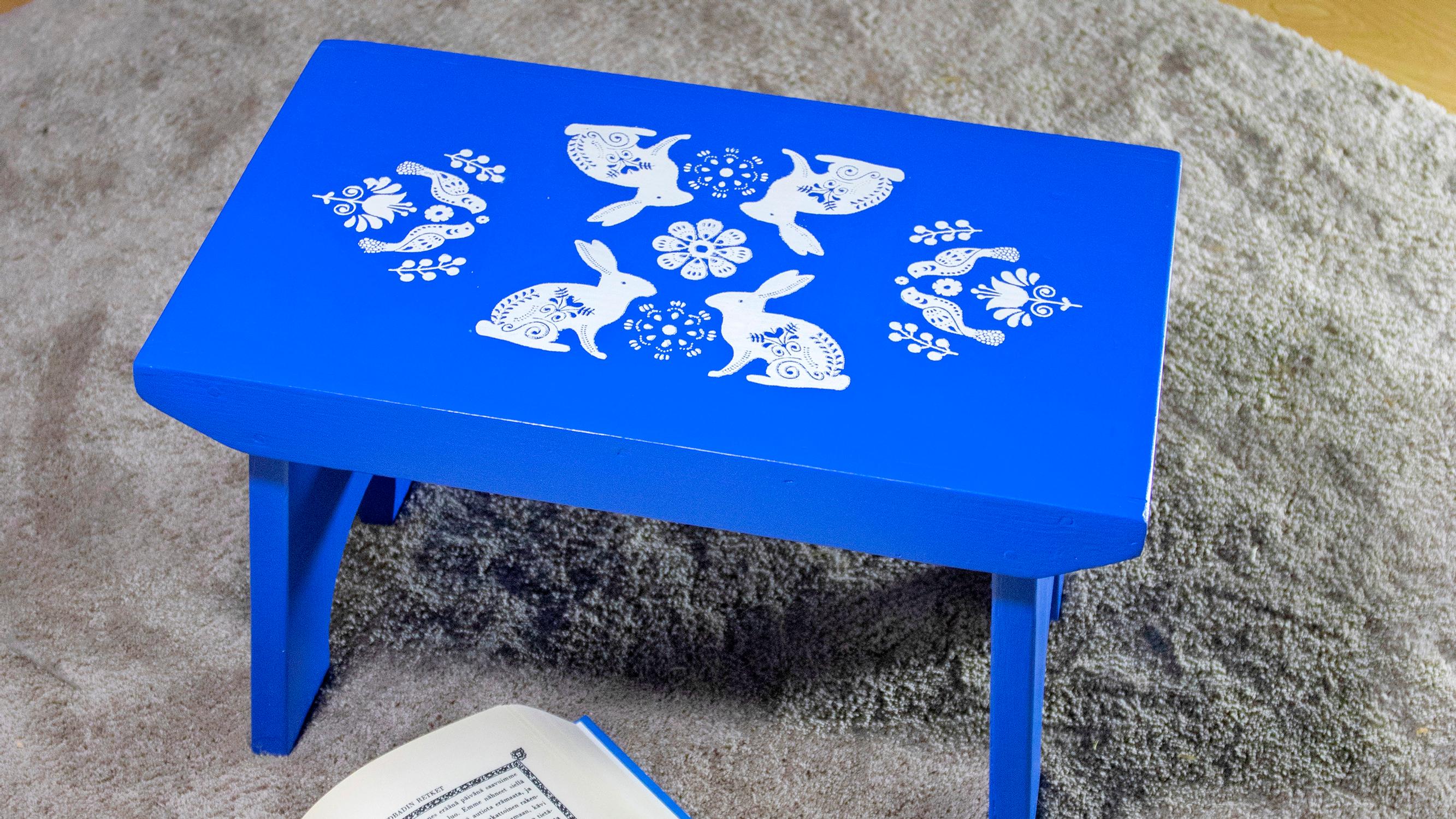 Jakkaran tuunaus koristemaalauksella – näin uudistat vanhan kalusteen ja viimeistelet pinnan sapluunalla kuvioiden