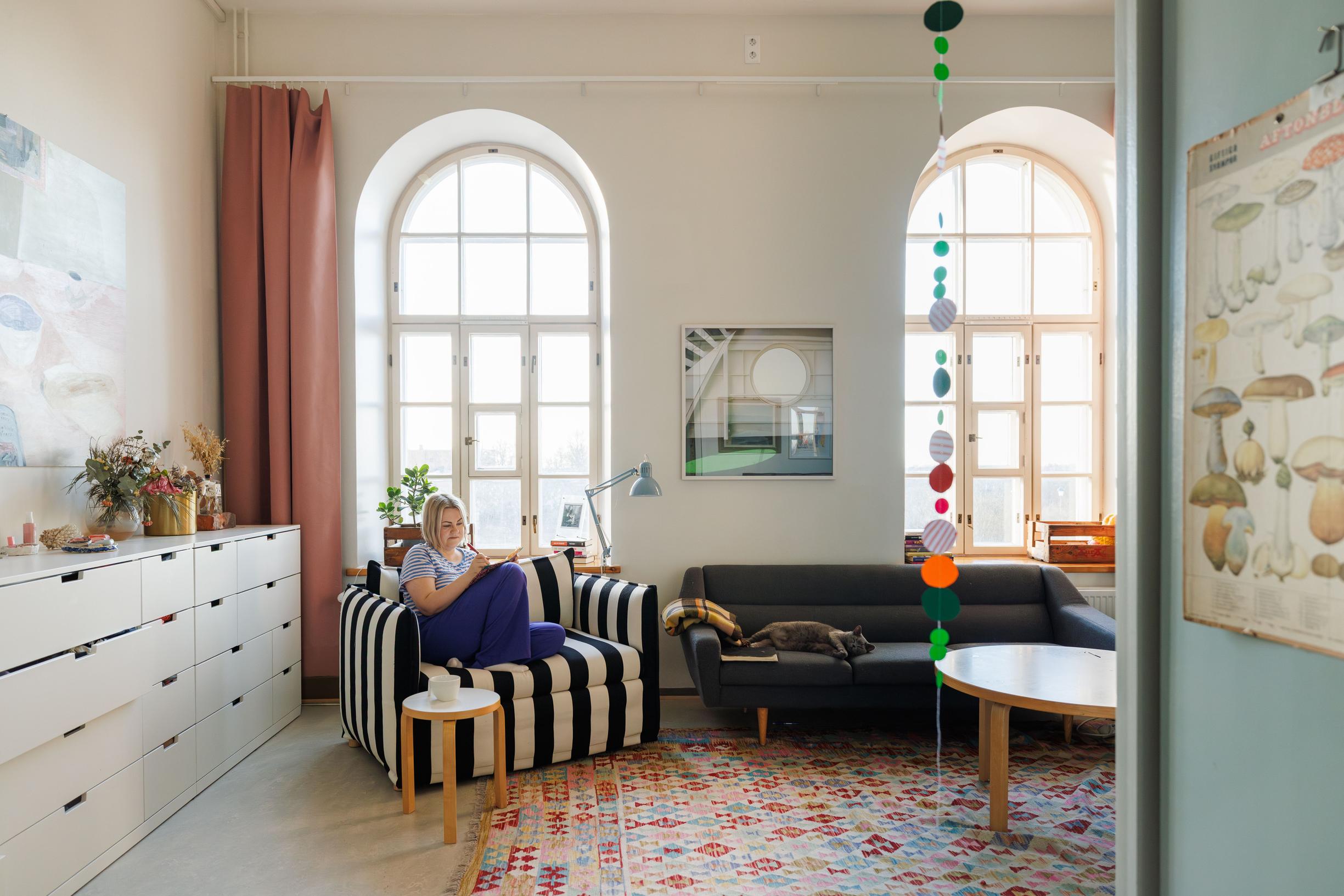 Laura Friman istuu Hakolan love seatilla