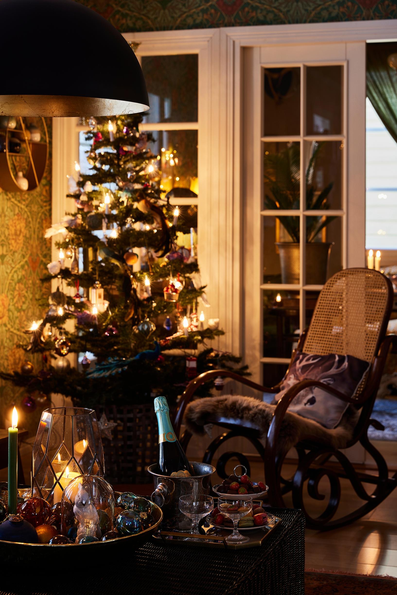 Vuosikymmeniä vanha tekokuusi tunnelmallisessa olohuoneessa.