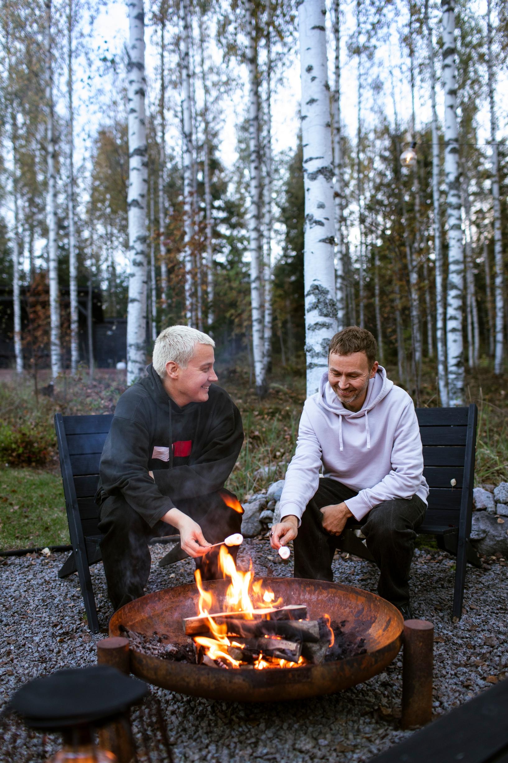 Mikko ja Kimmo grillaavat vaahtokarkkeja