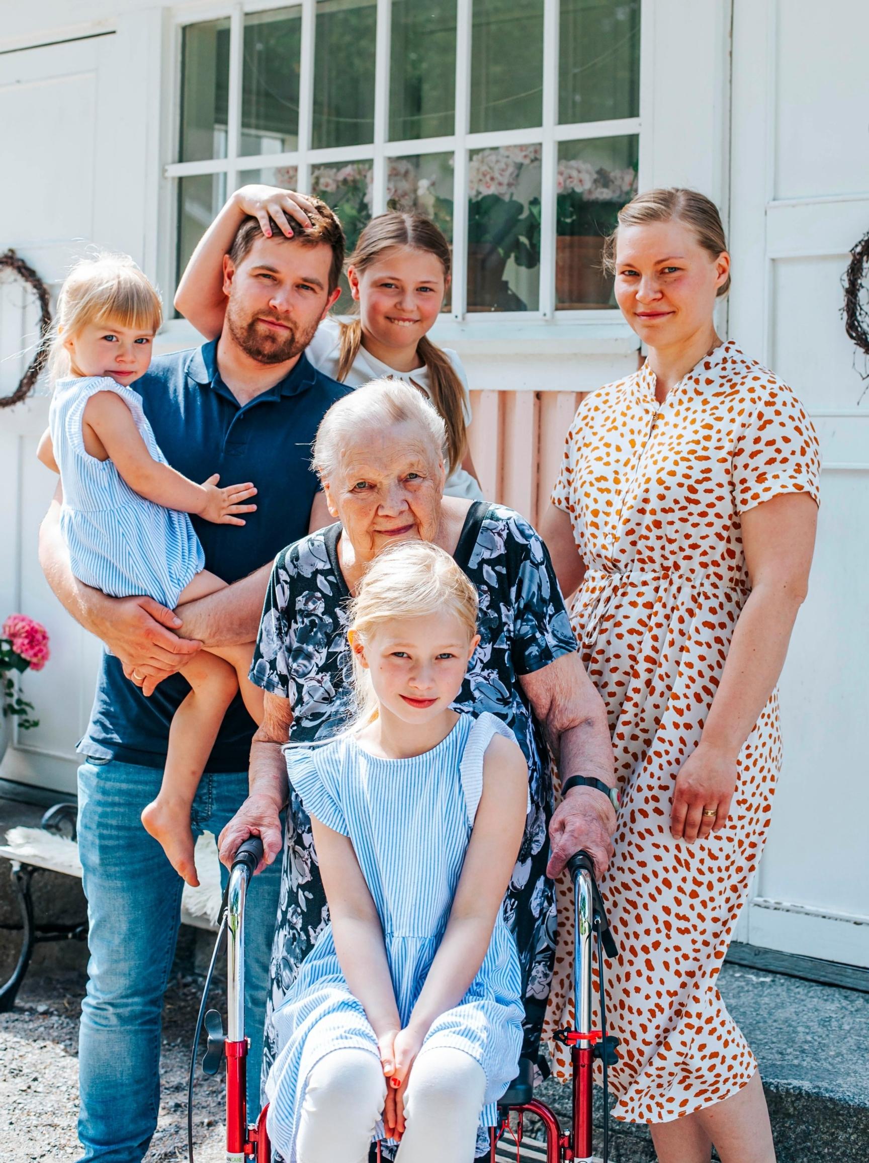 Pentikäisen perhe ja perhekodin vakioasiakas Kaarin Korhonen