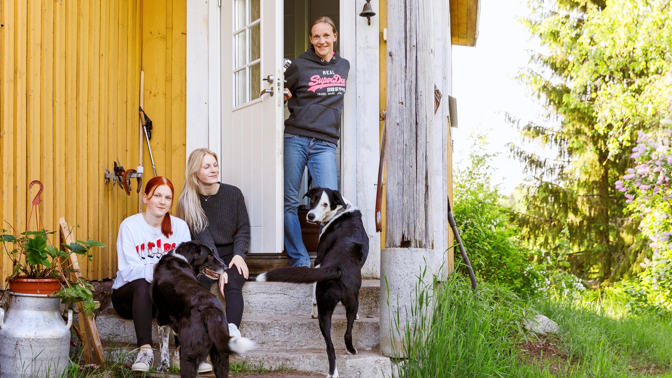 Äiti, kaksi teiniä, 13 hevosta ja liuta muita rakkaita eläimiä – Veera Ahlgrenin kotitilalla eläimet määräävät tahdin