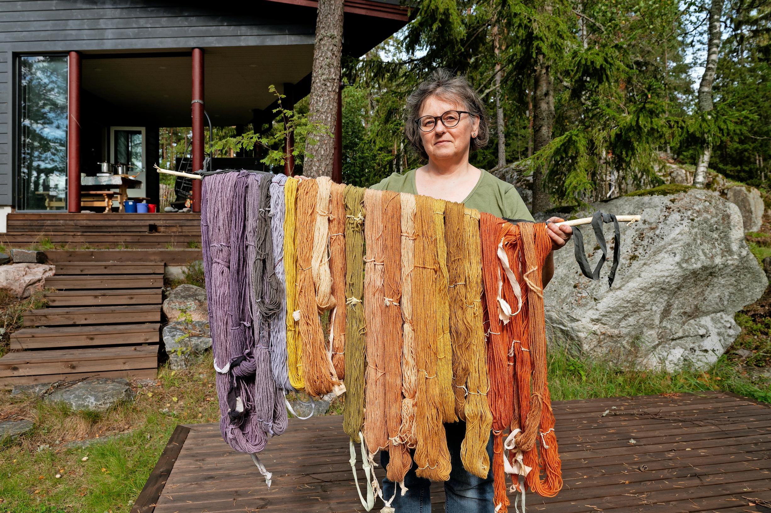 Tiina Pohjanpelto ja värjätyt langat