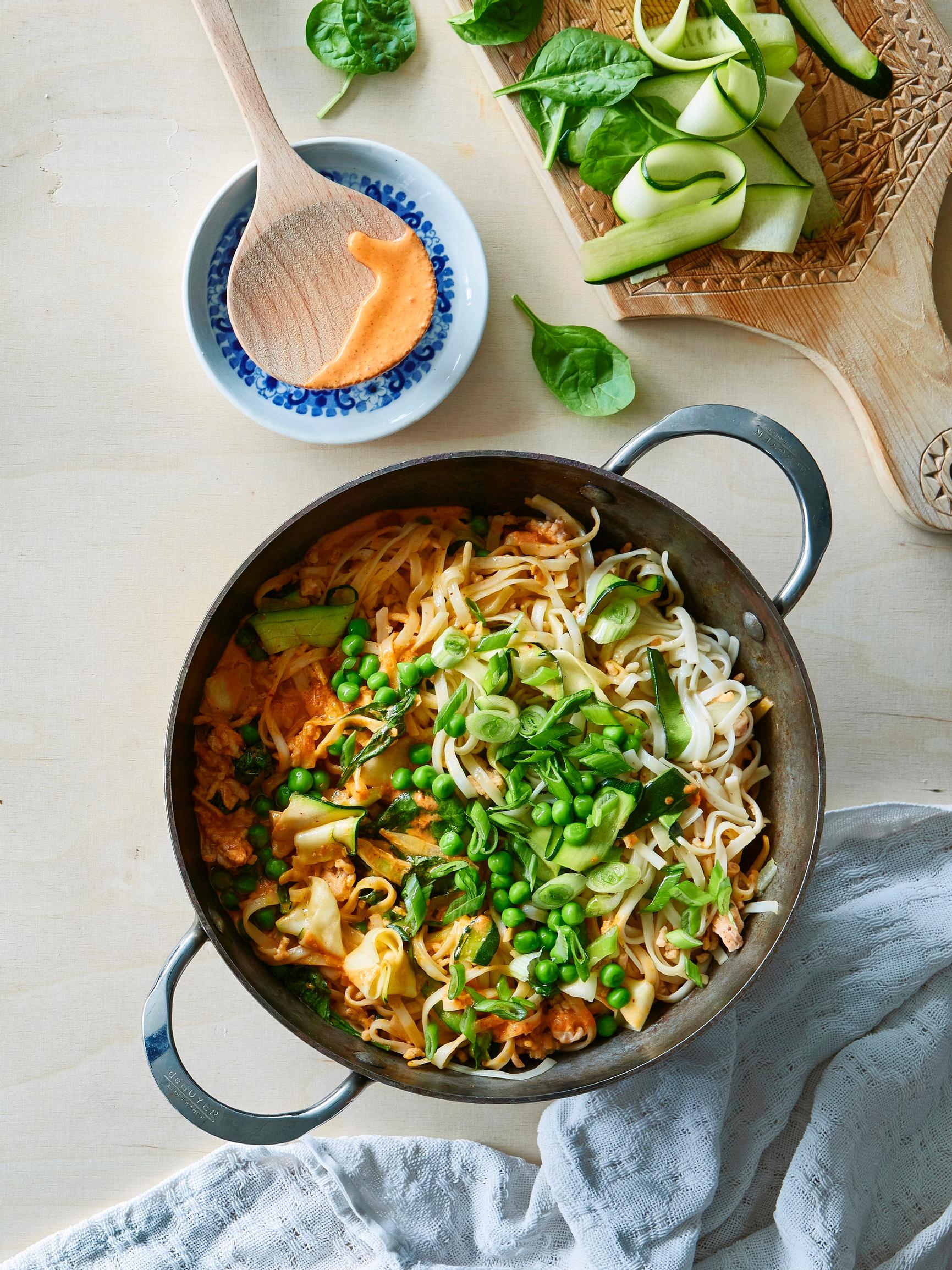 Lisää kalaa arkisin! Lohijauhelihasta valmistuu helppo kasviksia pursuileva nuudelipannu