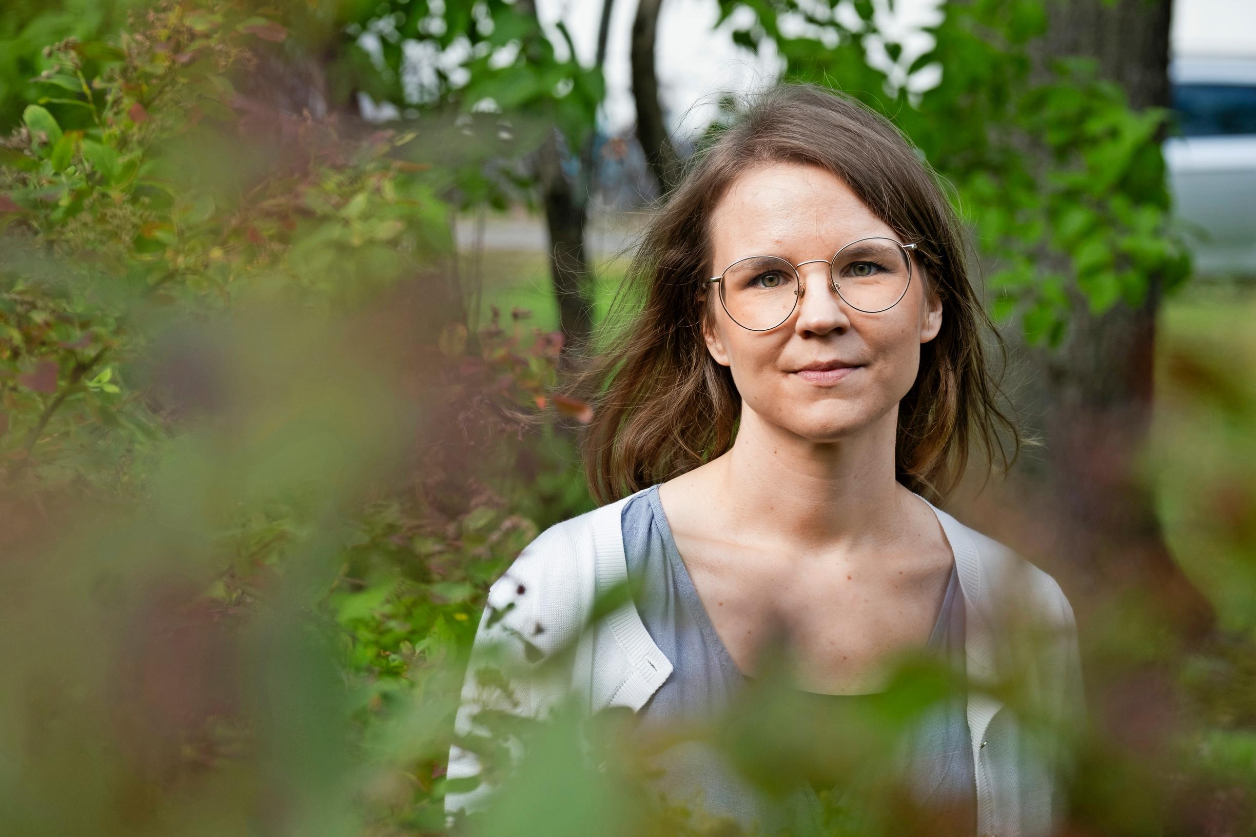 ”Tajusin, ettei minulla ole juuri muita, kenen kanssa jakaa iloni” – äitiys sai Camilla Nissisen huomaamaan, miten yksinäinen hän on