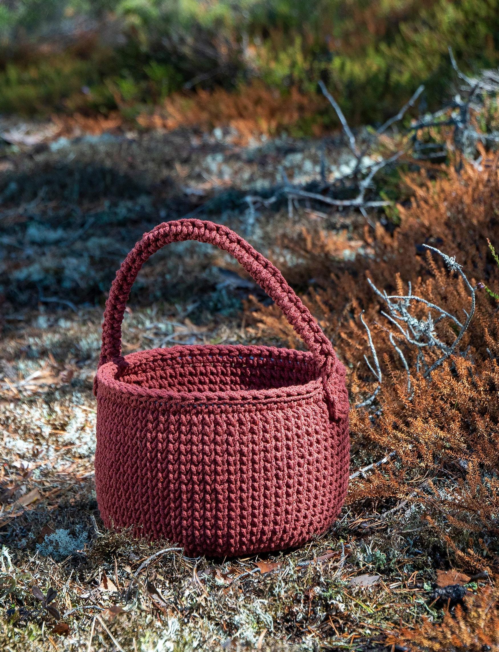 Virkattu kori vaneripohjalla