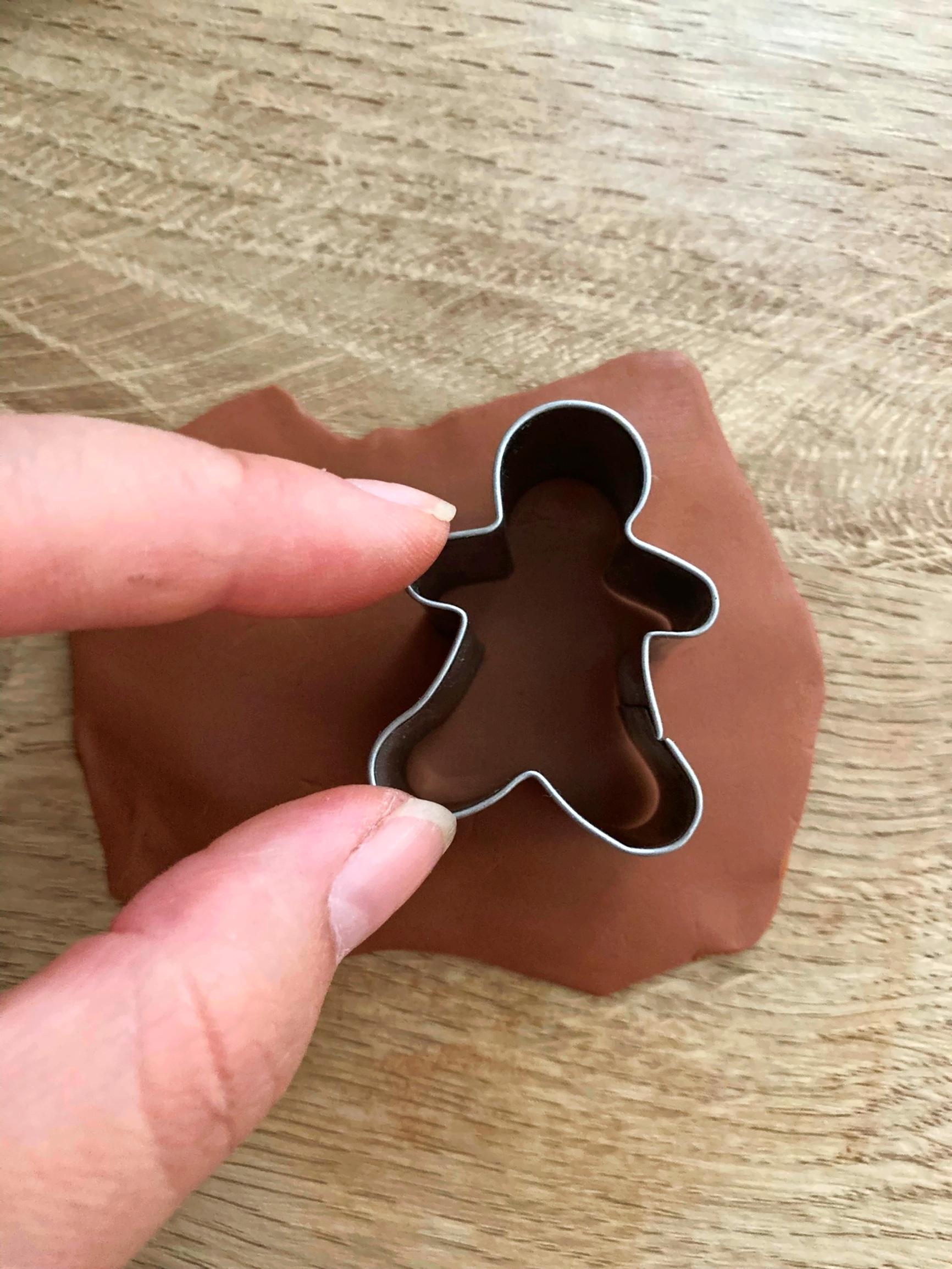 Kauli polymeerimassa ja aseta piparimuotti sen päälle. 