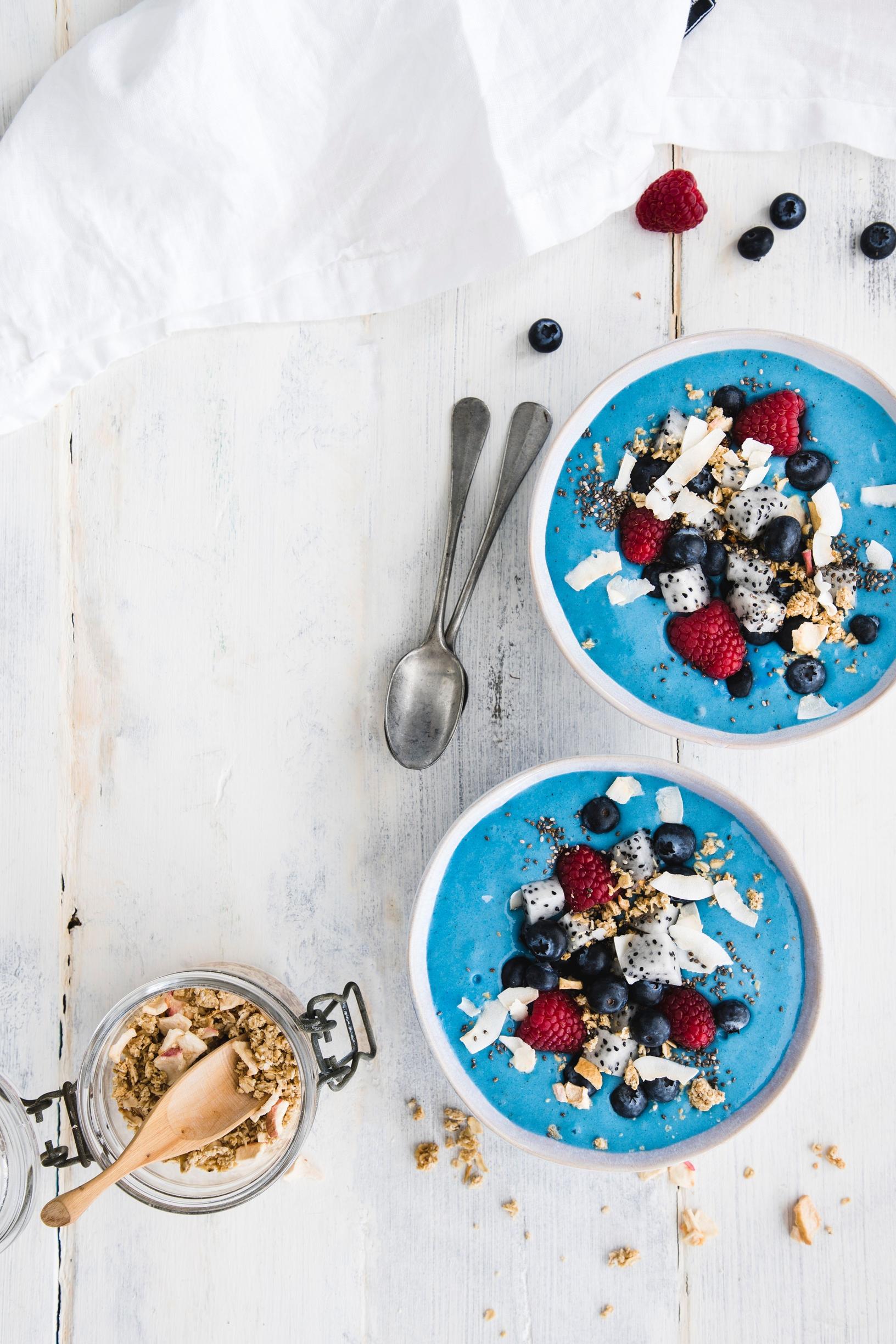 Sininen smoothie bowl