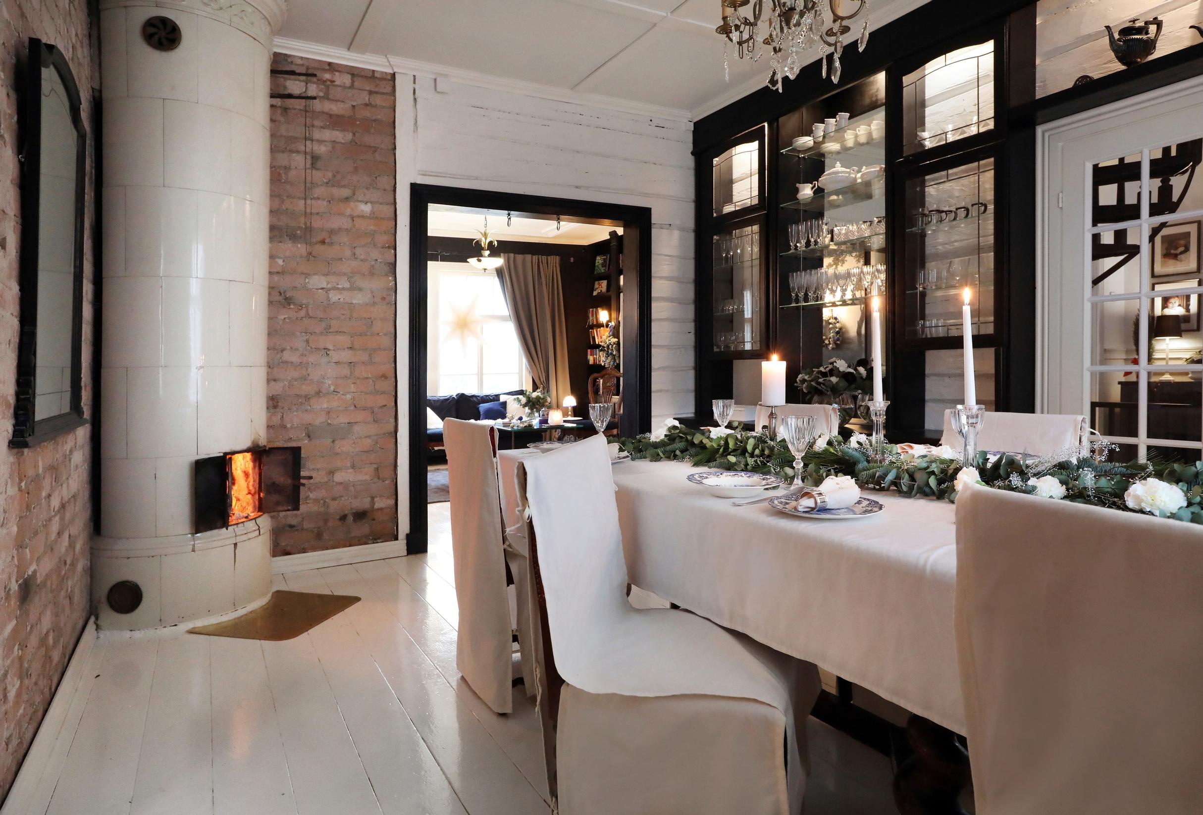 Vanhan ratsutilan tilava ruokailutila, jonka nurkassa on pönttöuuni