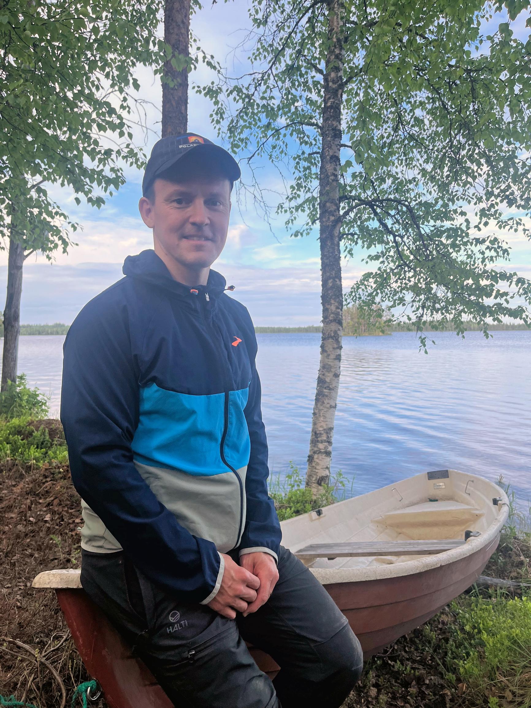 Sami Jauhojärvi nojaa rannalla soutuveneen kokkaan