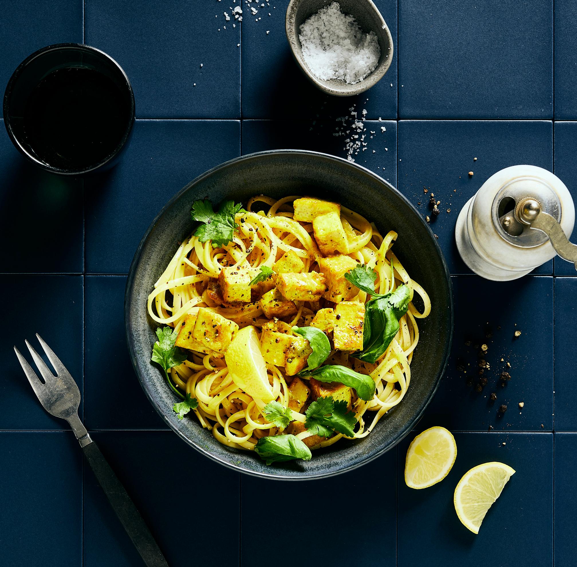 Tofu limonello – klassisen sitruunapastan kasvisversio on ihana yhdistelmä raikkautta ja mausteisuutta