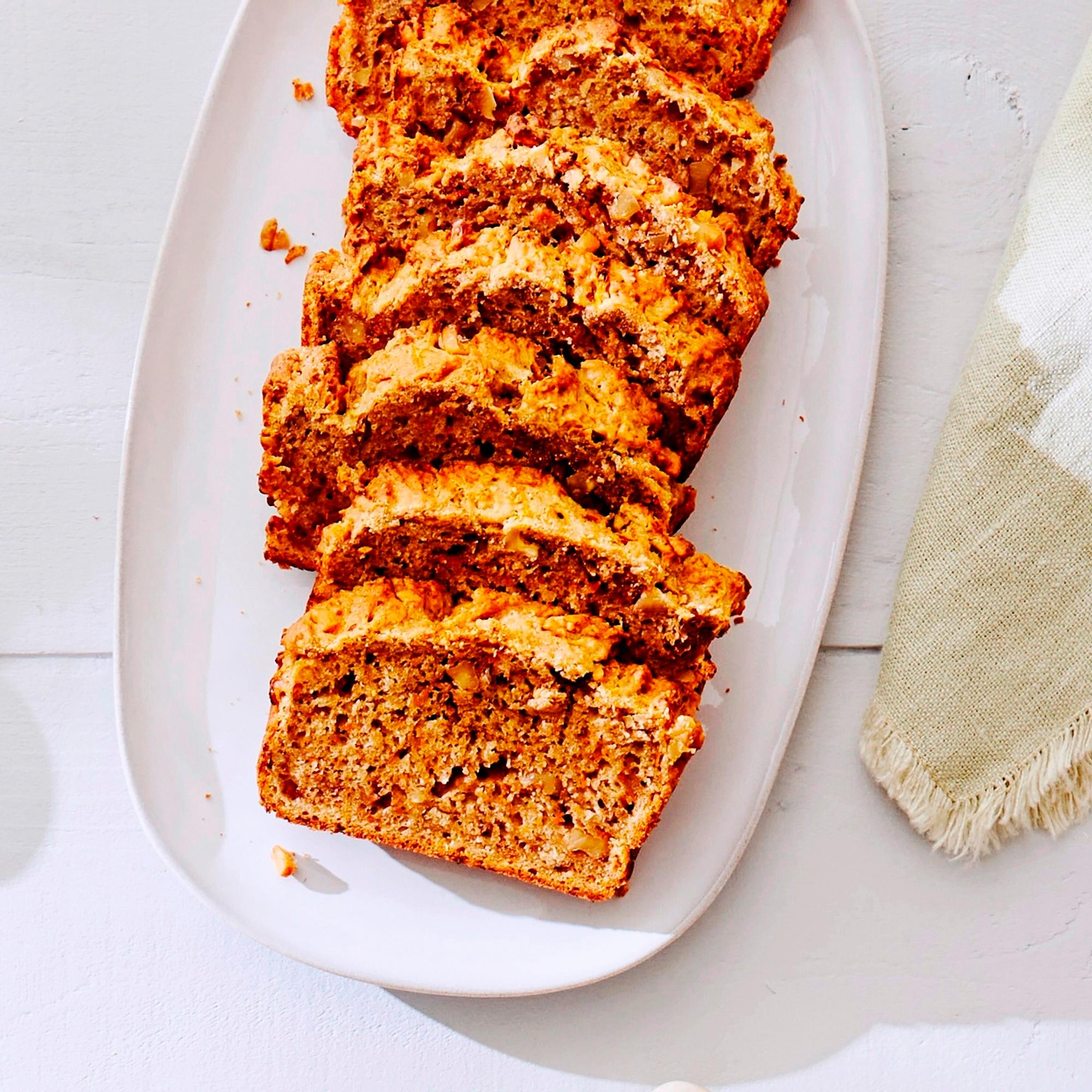 Vegaaninen banaanileipä saa makua, mehevyyttä ja väriä porkkanaraasteesta