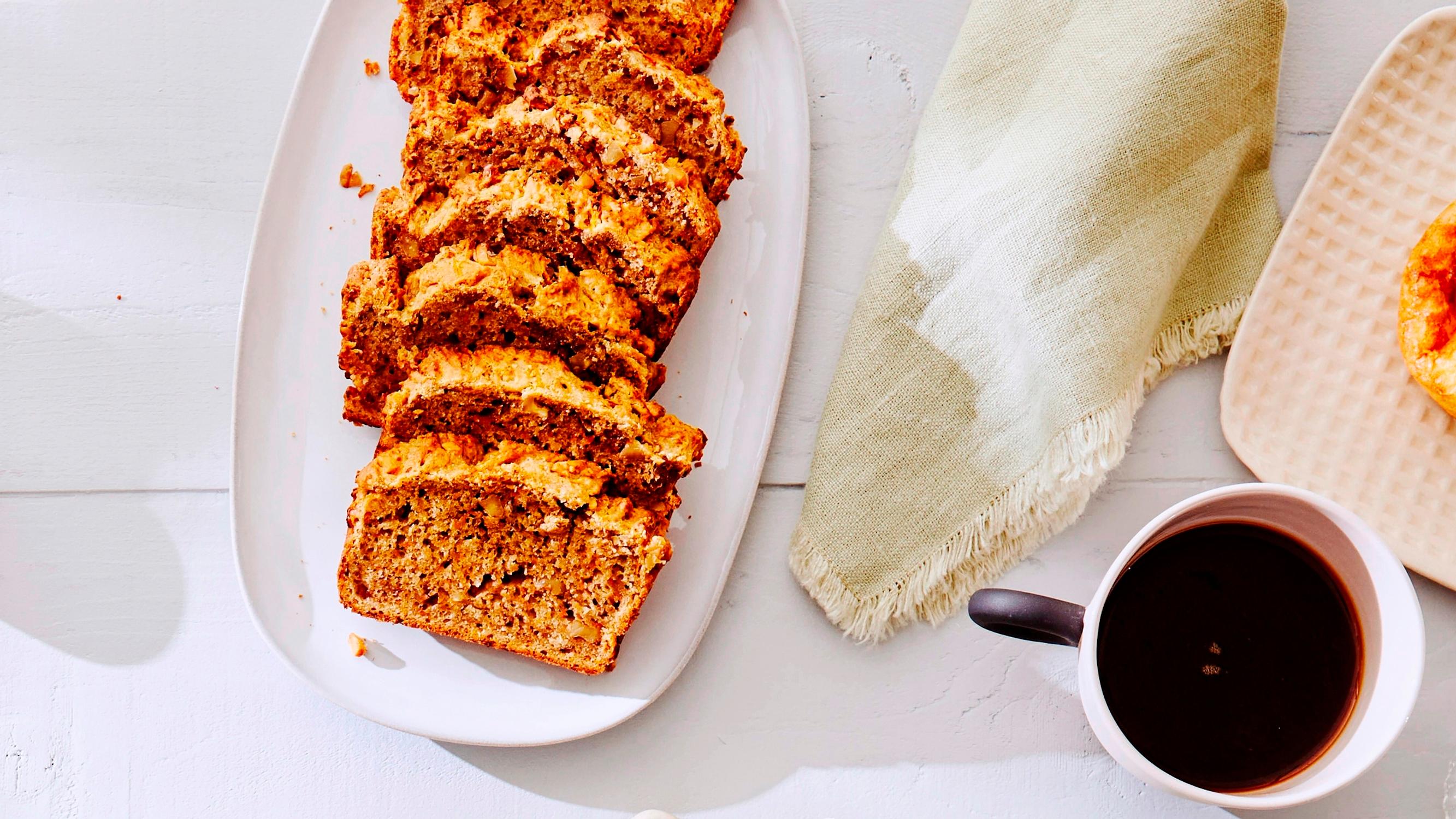 Vegaaninen banaanileipä saa makua, mehevyyttä ja väriä porkkanaraasteesta