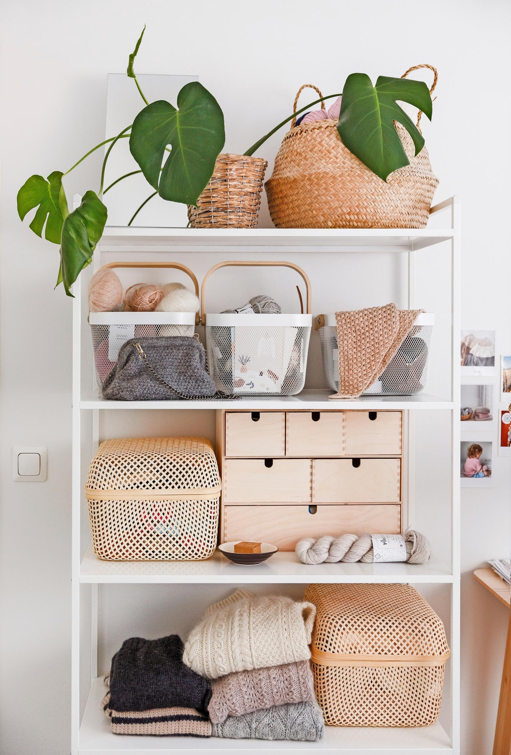 Anjuknits-neulesuunnittelija Anna Tanskasen käsityötarvikehylly.