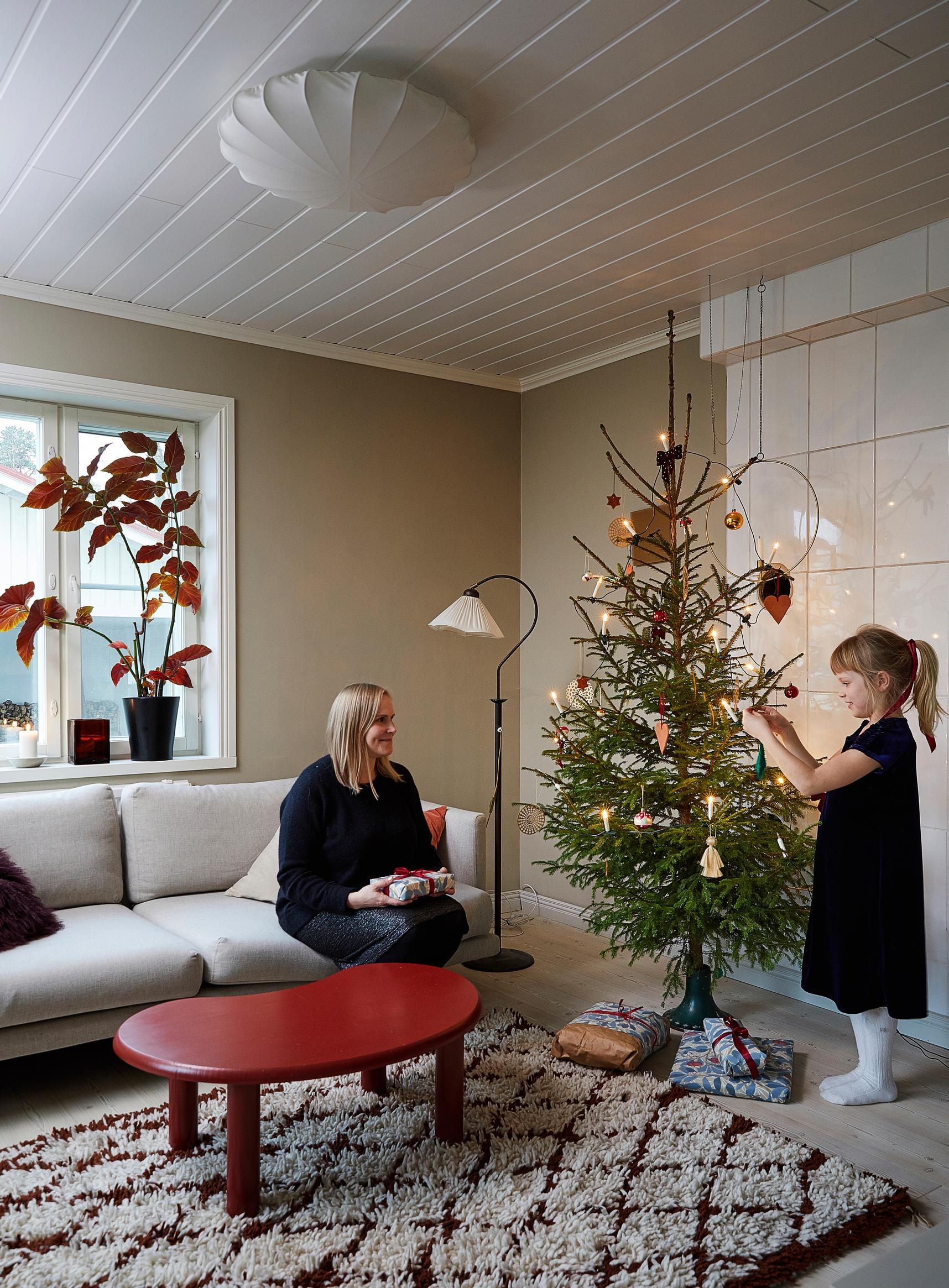 Maiju ja Aina-tytär koristelemassa kuusta