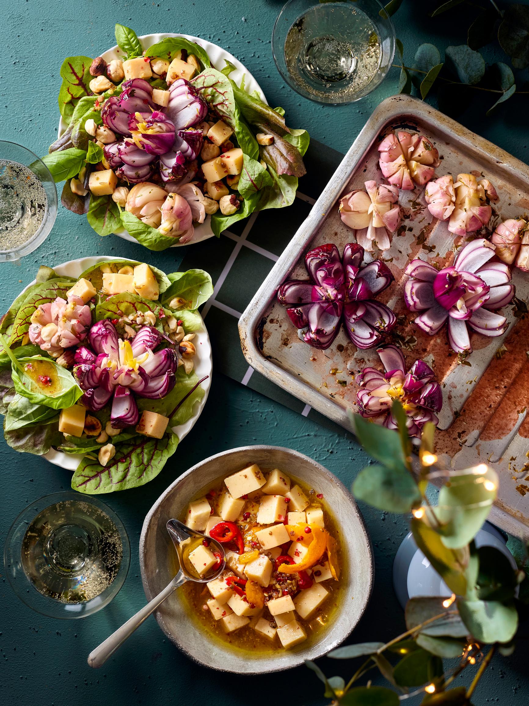 Sipulikukkasalaatti – helppo leikkauskikka muuttaa sipulit näyttäviksi kukkasiksi 