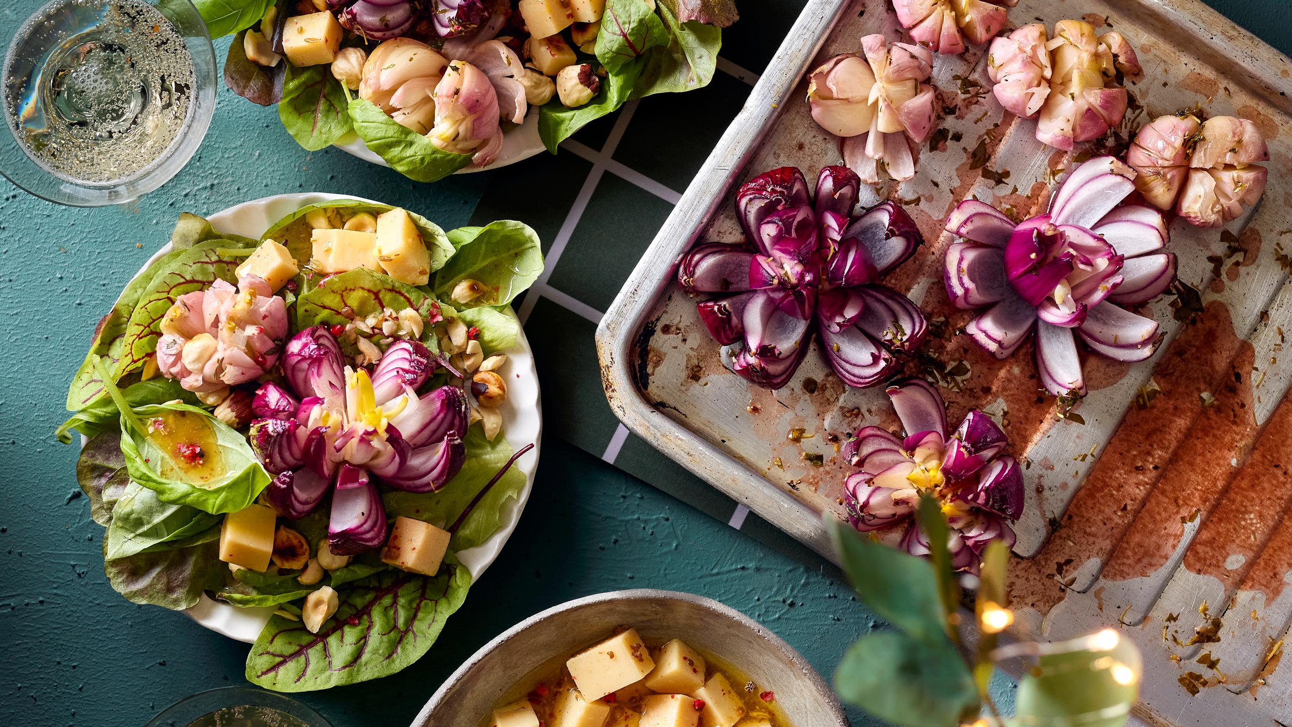 Sipulikukkasalaatti – helppo leikkauskikka muuttaa sipulit näyttäviksi kukkasiksi 