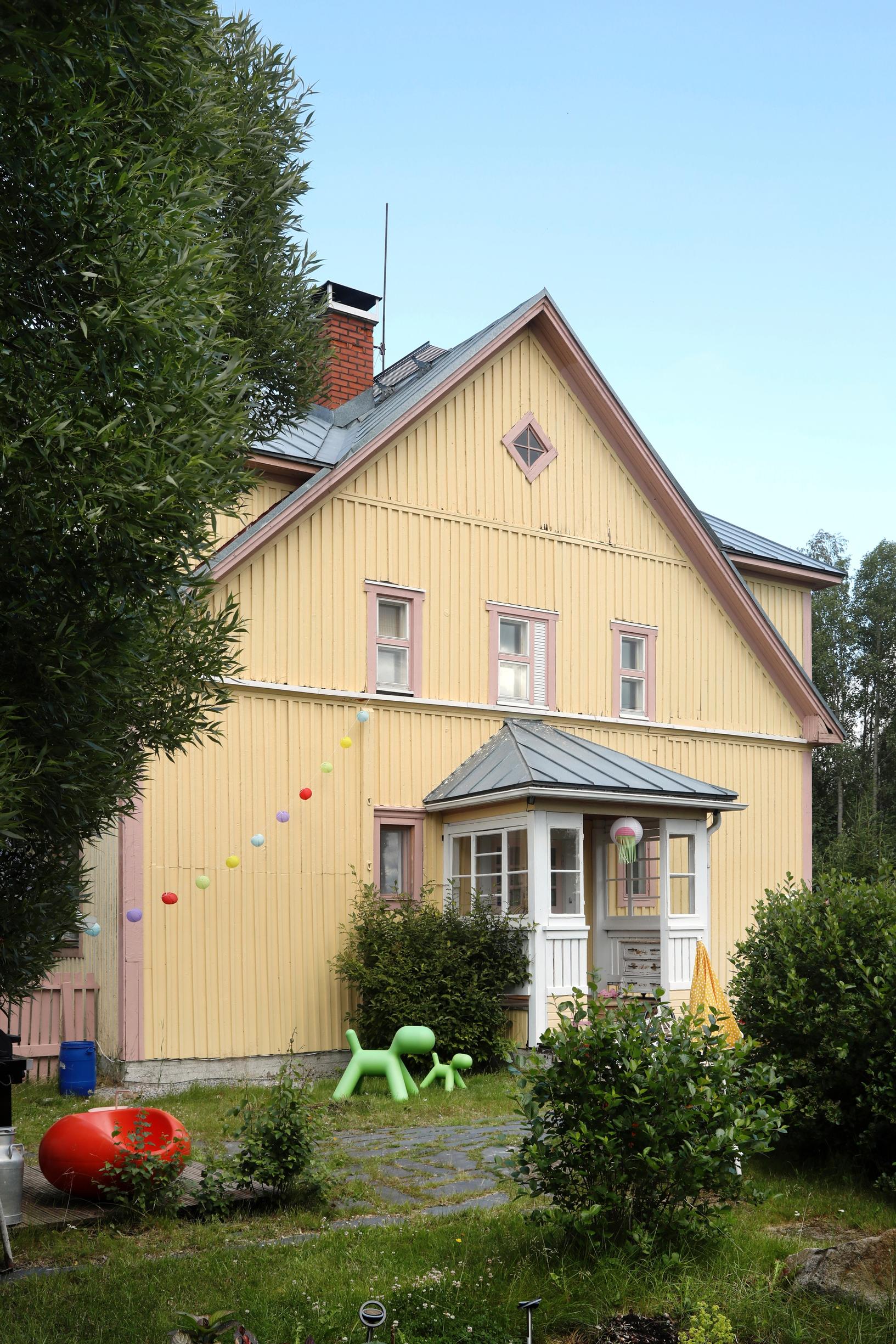 Huvikummun värein maalattu vanha koulu