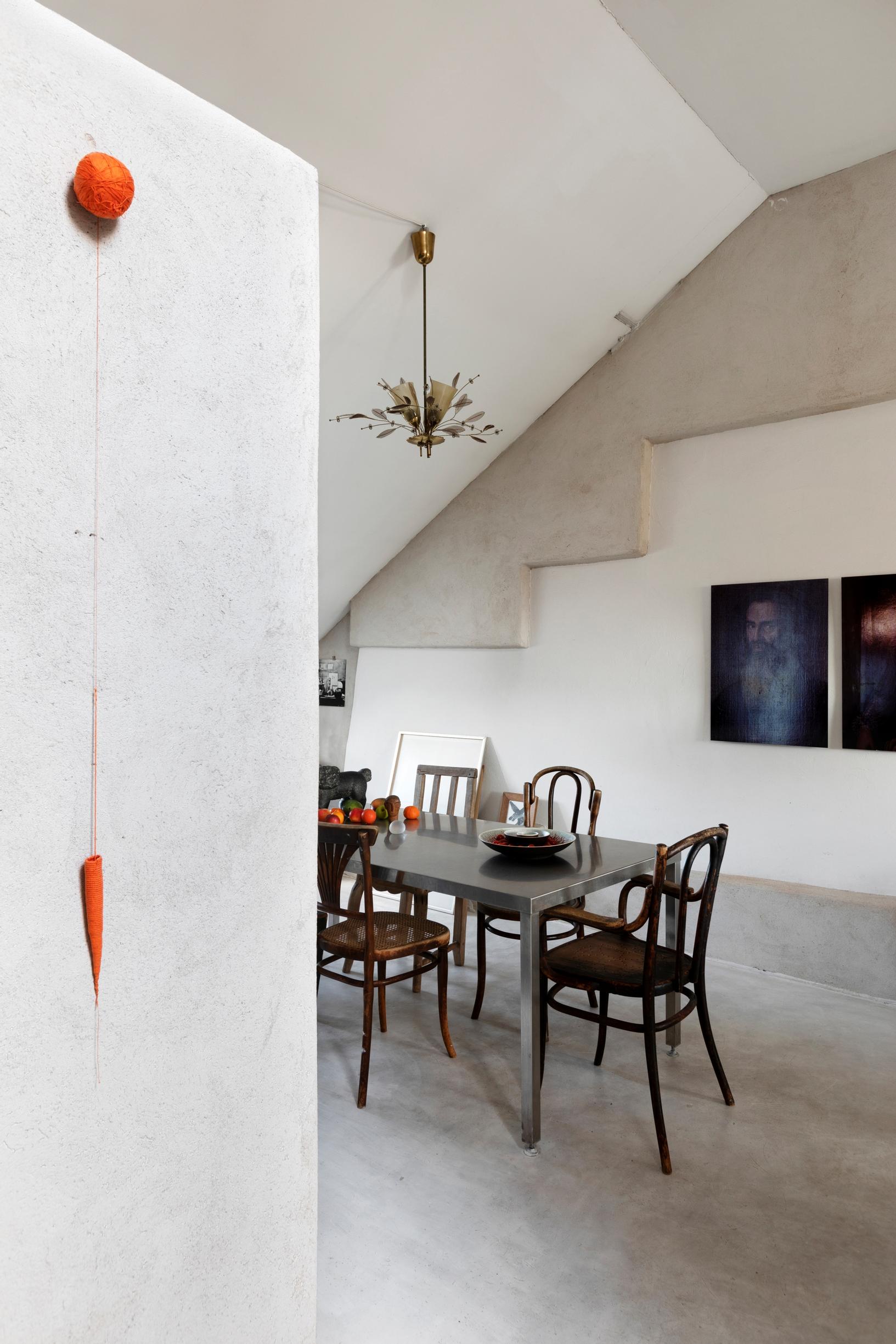 taidetta loft-asunnon ruokailutilassa