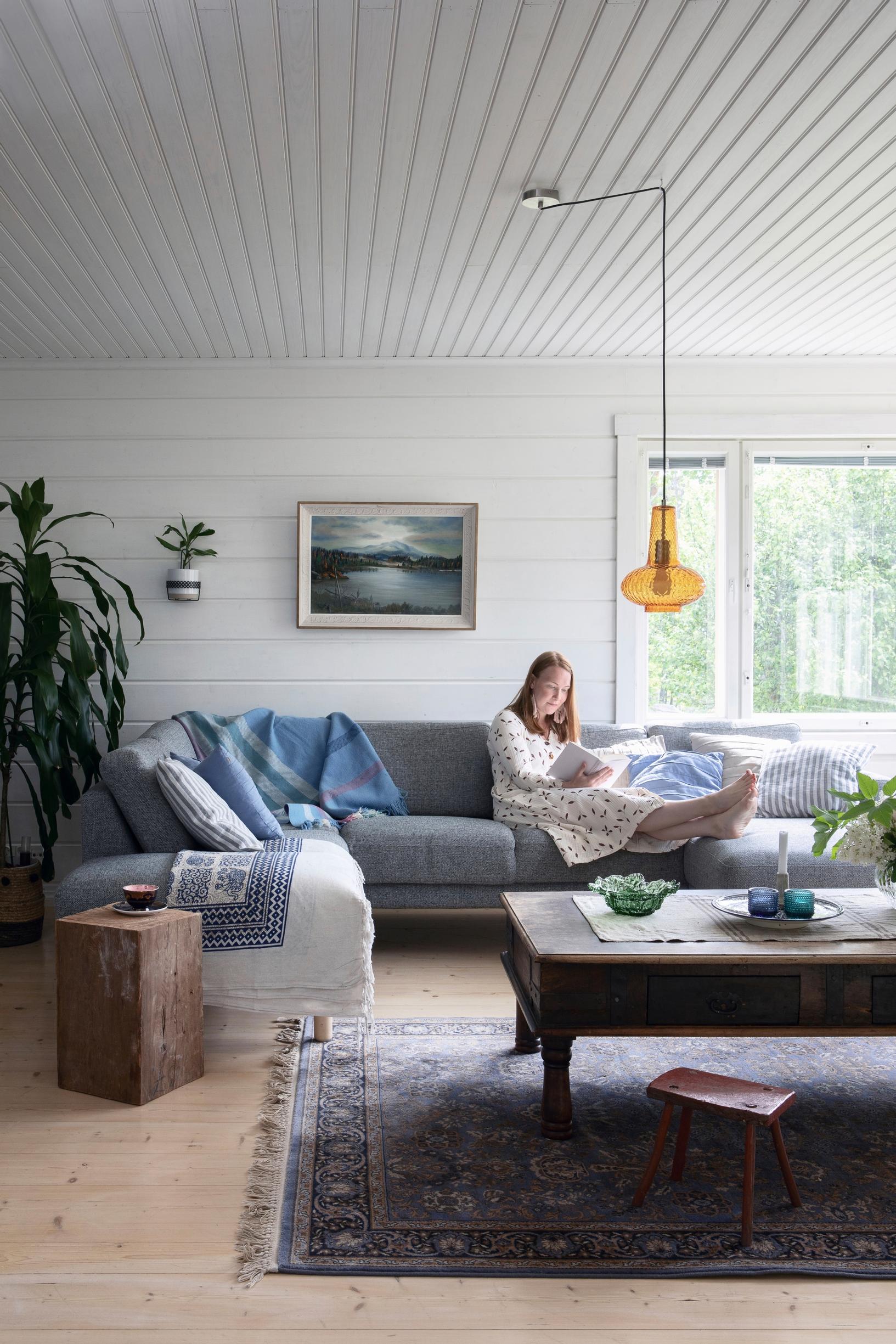 Jutta istuu olohuoneensa sohvalla