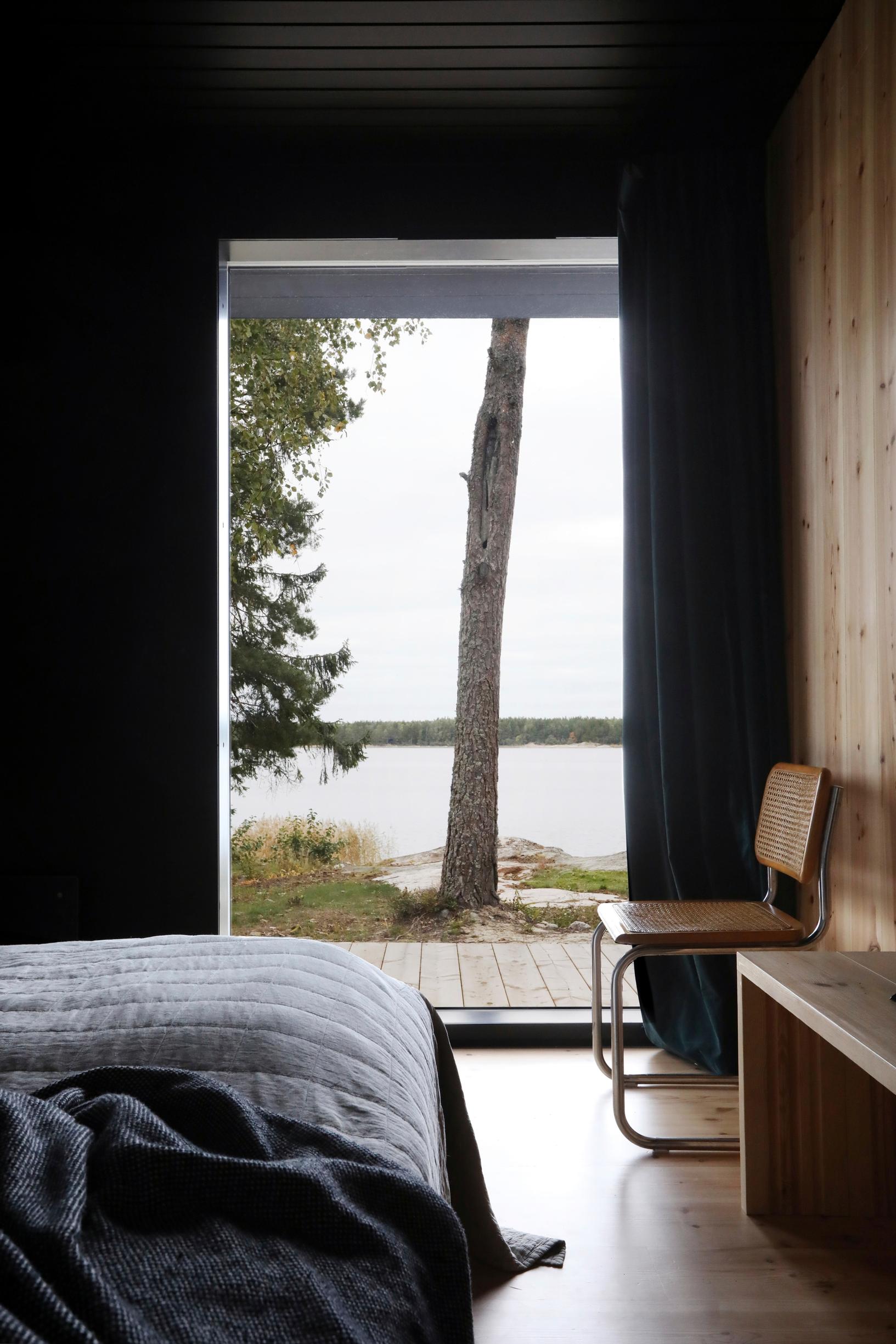 Maisemaikkuna merelle makuuhuoneessa