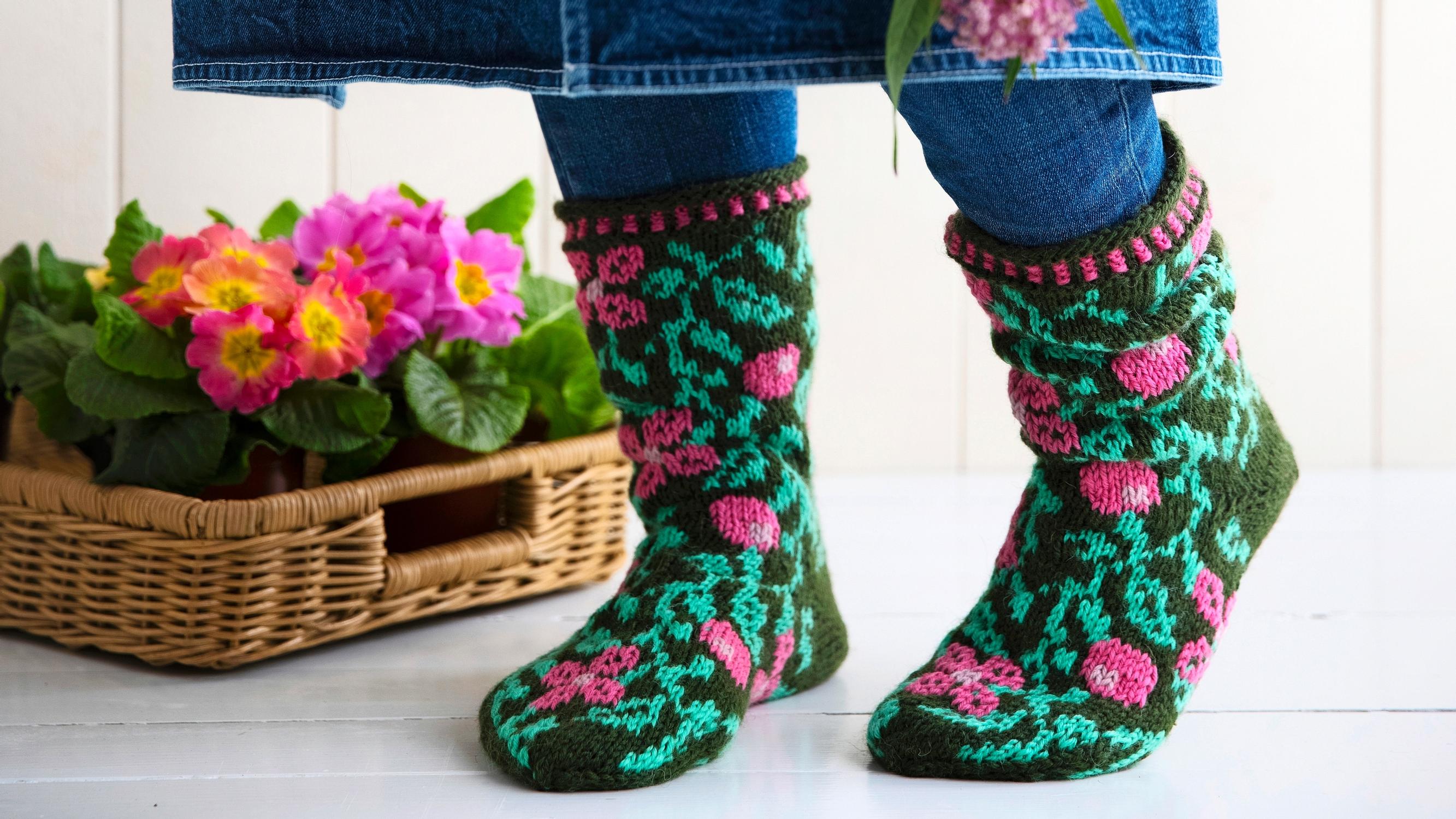 Kukkaa pukkaa! Köynnöskukkasukkien kaunis pinta viimeistellään silmukoimalla – katso ohje ja neulo omasi