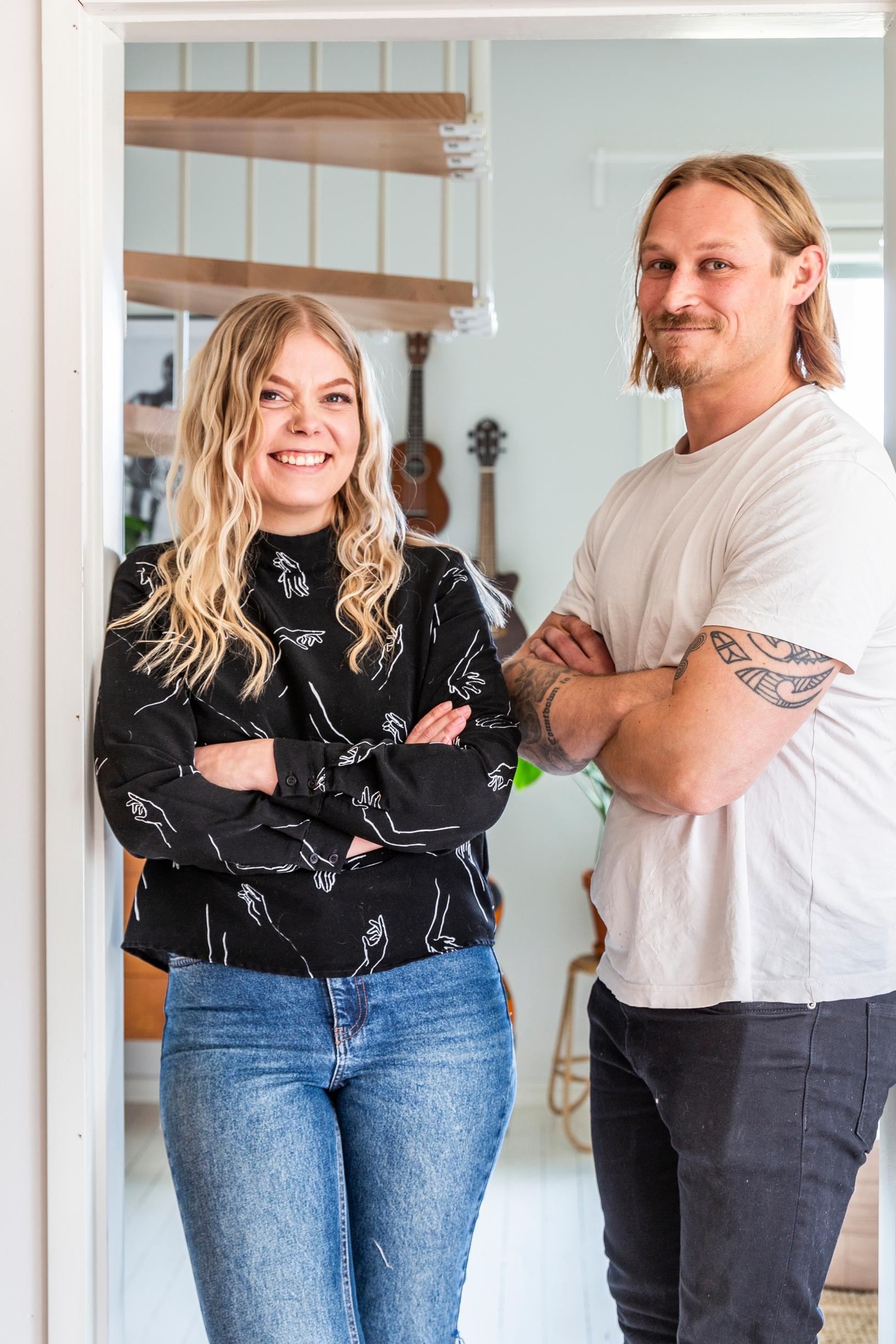 Johanna Karppinen ja Jussi Heikkinen kotonaan