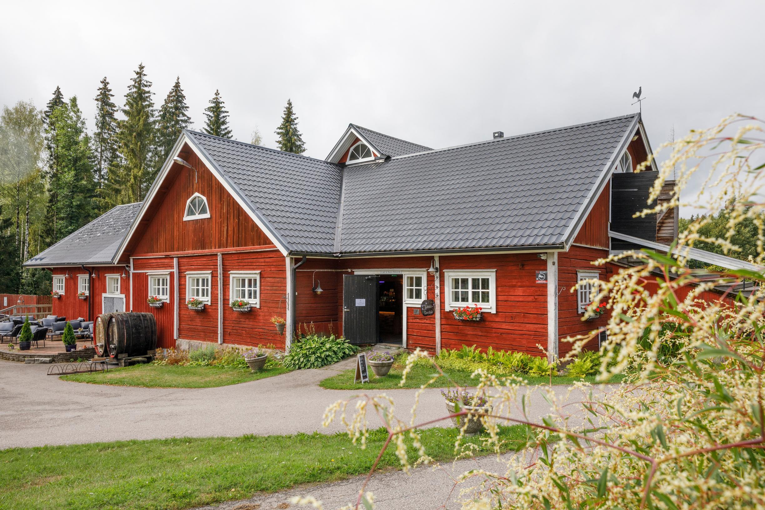 Rönnvikin maatilan vanha hevostalli, nykyinen bistro