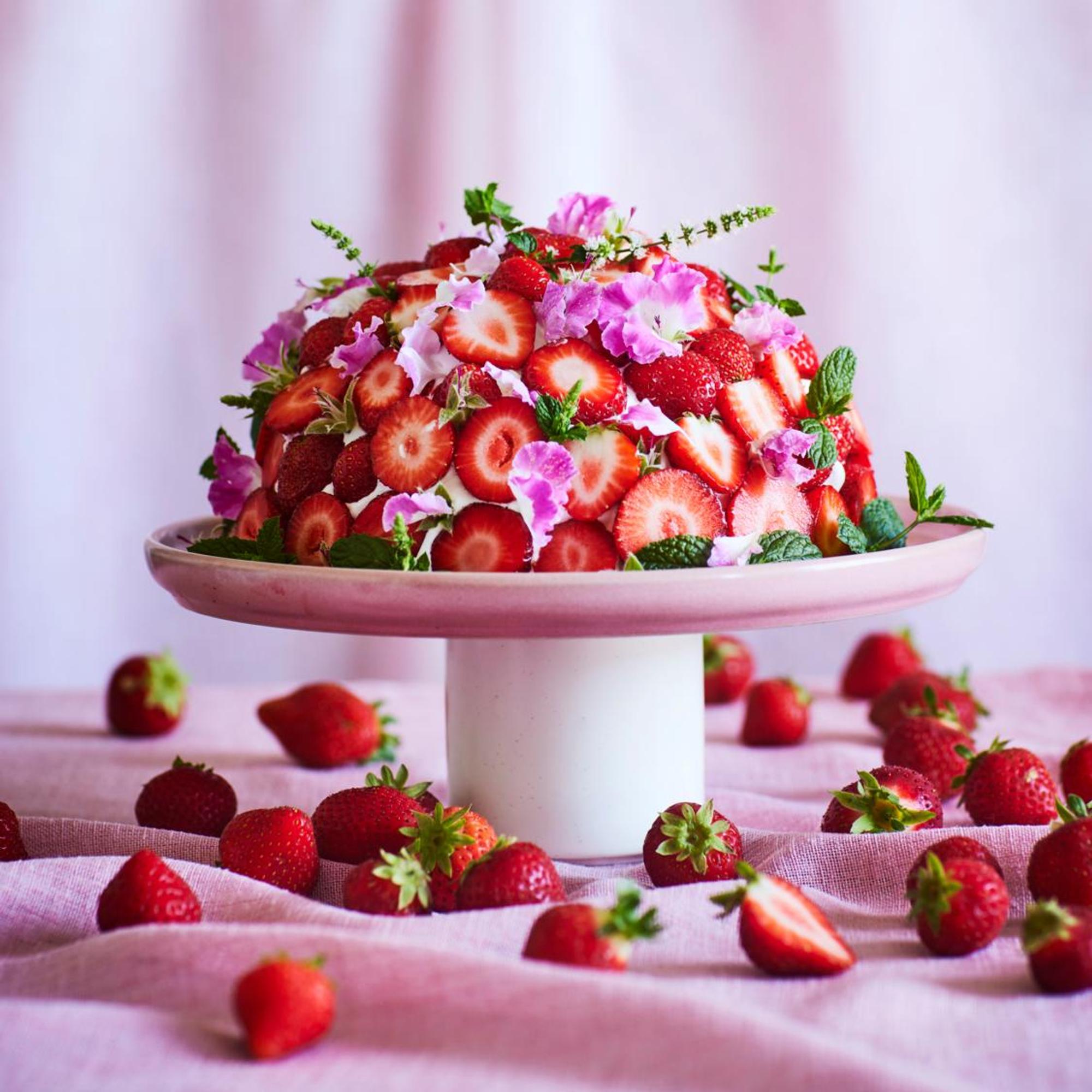 Mikä ihana mansikkakumpu! Näyttävä mansikkakakku valmistuu yllättävän helposti – paista se metallikulhossa