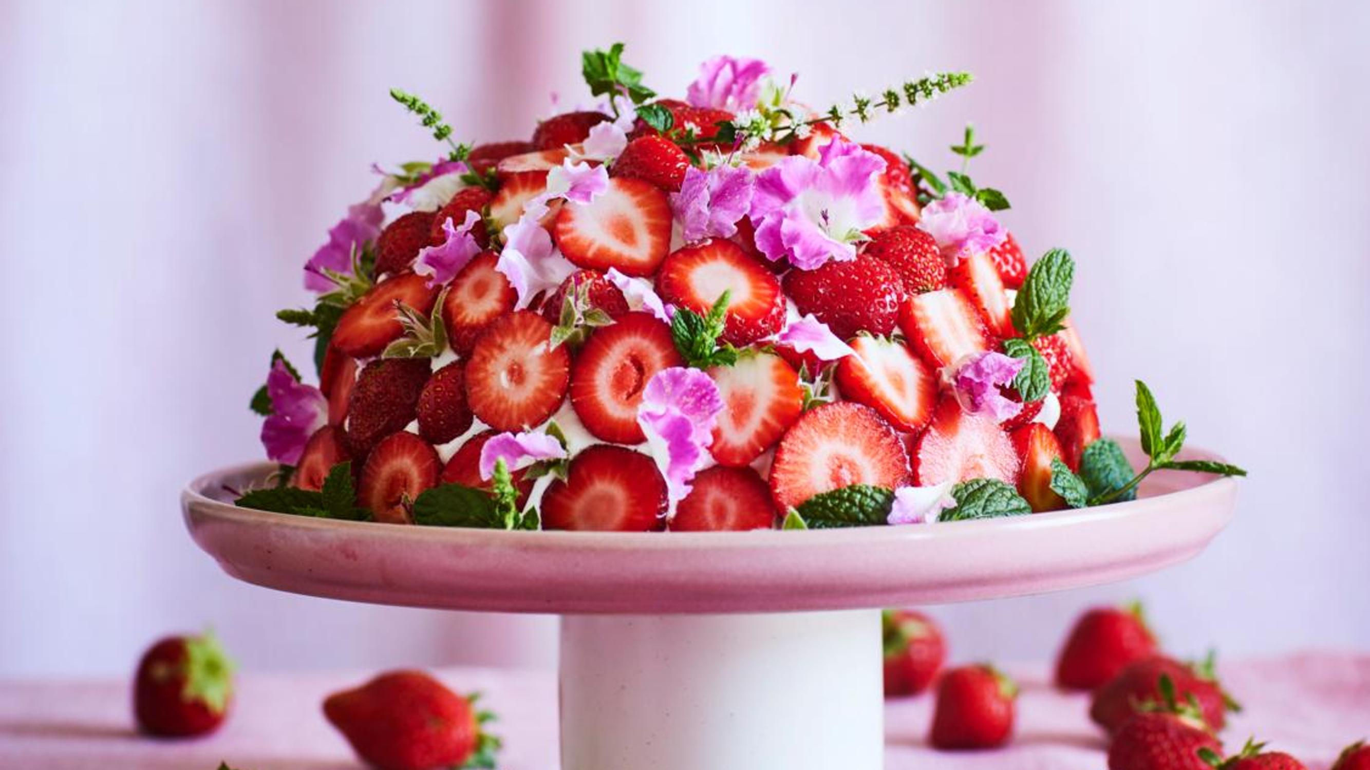 Mikä ihana mansikkakumpu! Näyttävä mansikkakakku valmistuu yllättävän helposti – paista se metallikulhossa