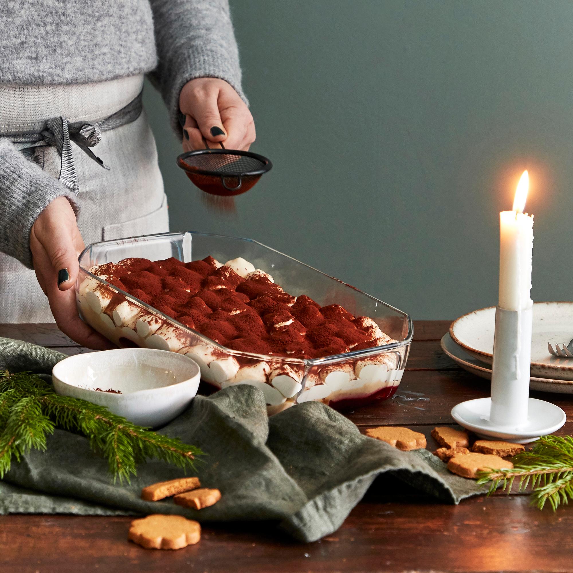 Jouluinen tiramisu – klassikkojälkkärin jouluversio viettelee kinuskikerman ja itse keitetyn karpalohillon yhdistelmällä