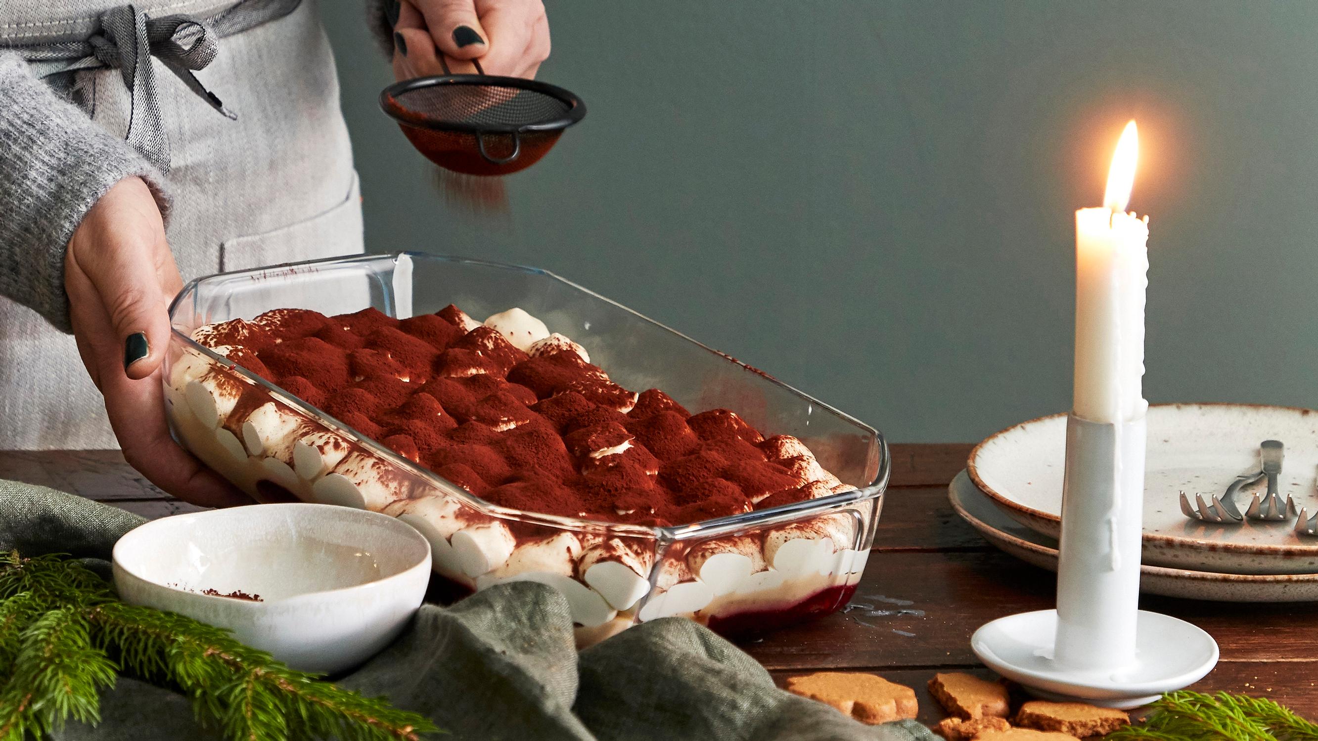 Jouluinen tiramisu – klassikkojälkkärin jouluversio viettelee kinuskikerman ja itse keitetyn karpalohillon yhdistelmällä