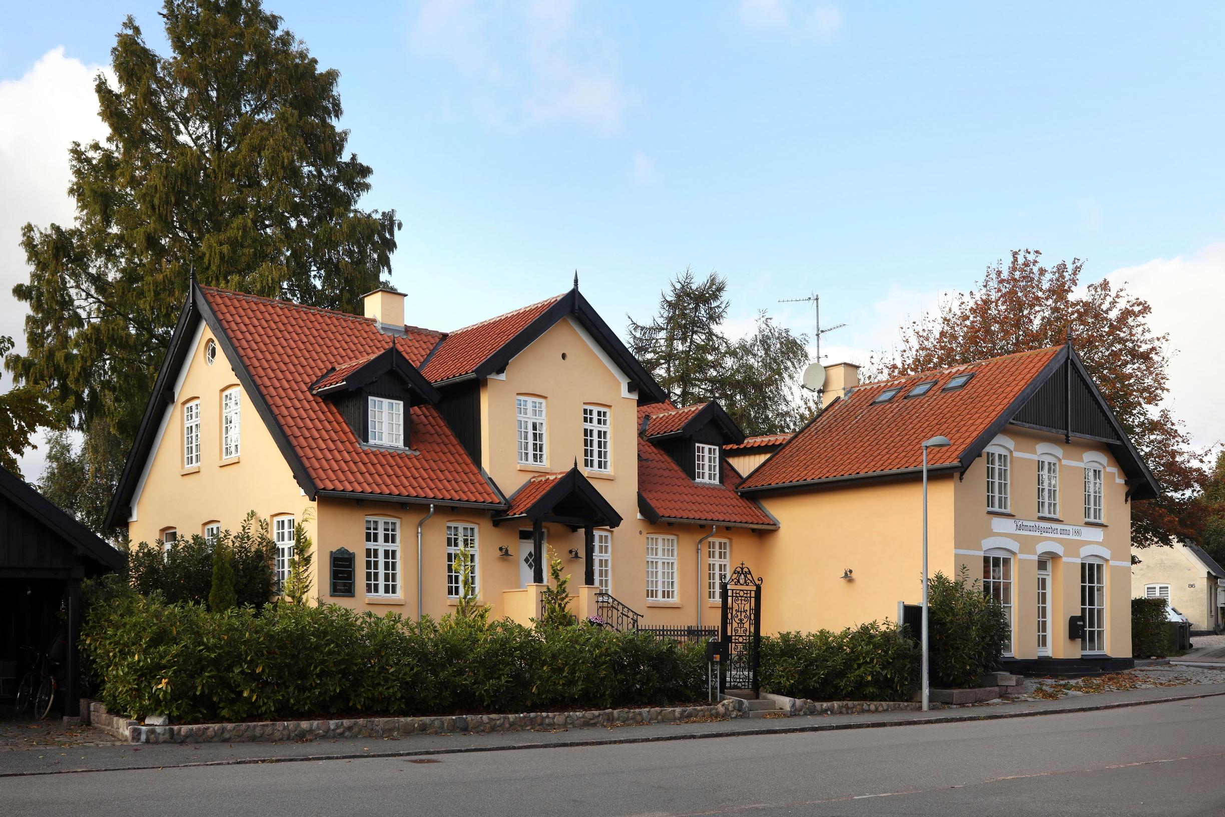 Keltainen kauppiaan talo vuodelta 1880