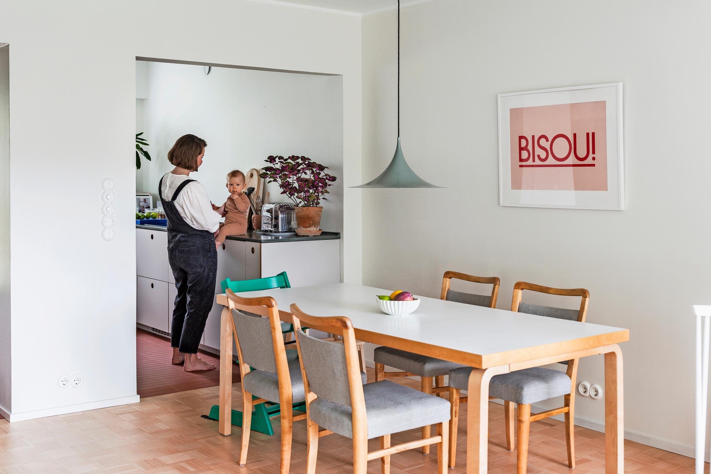Kira Björkqvist keittiössään