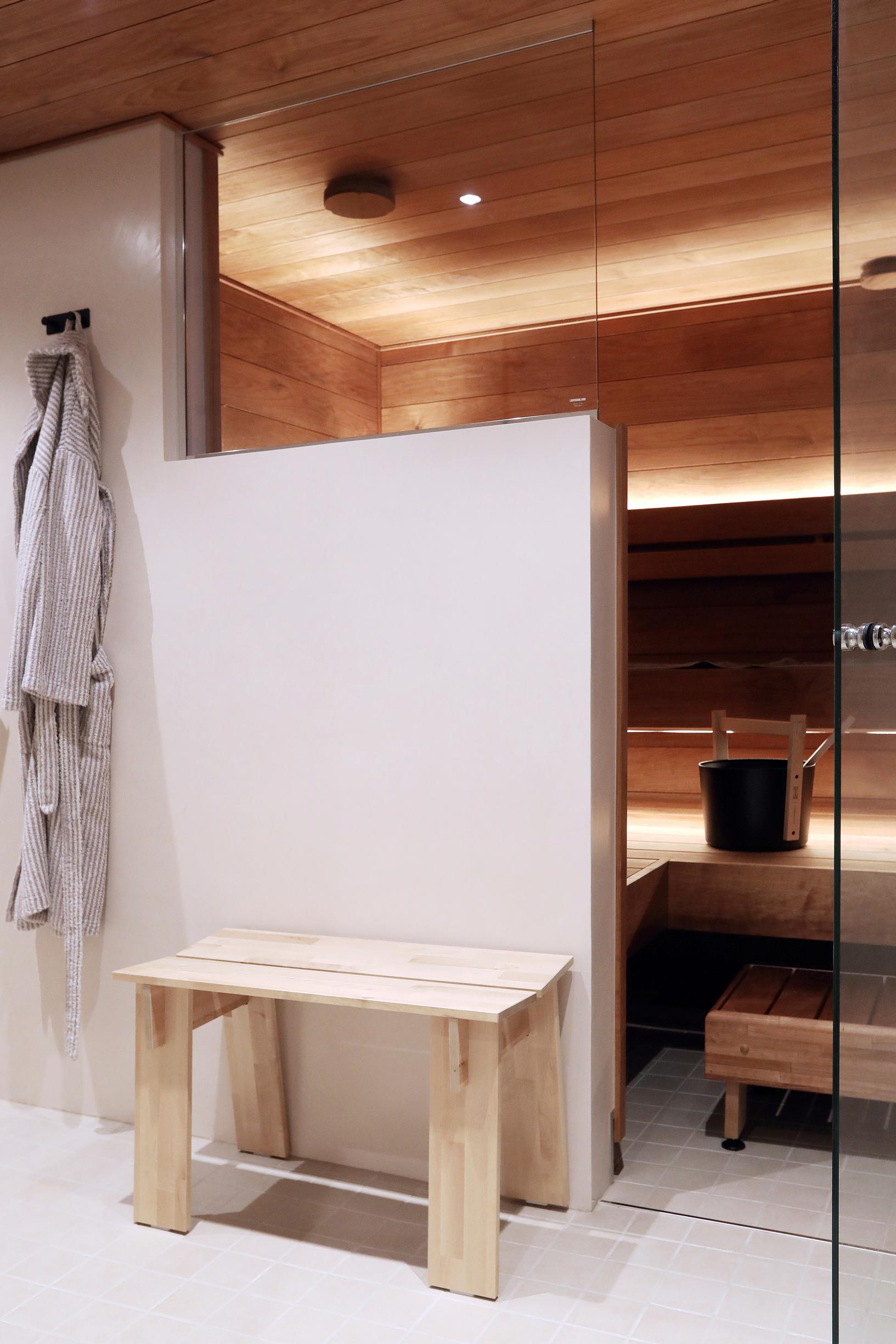 sauna, jossa on seinäke