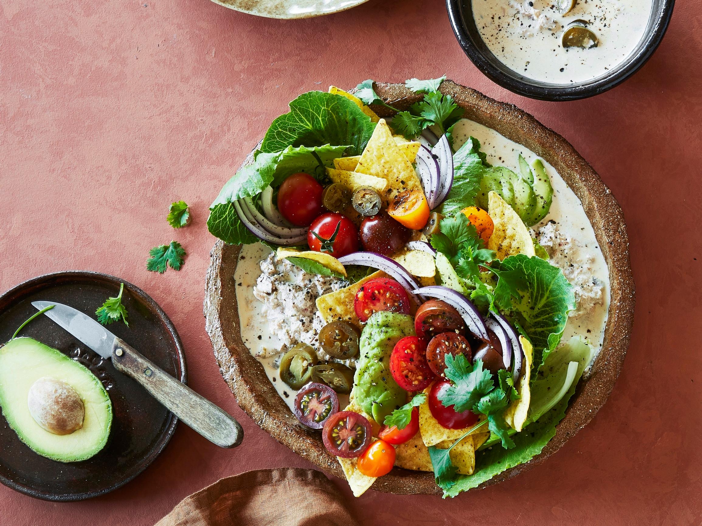 Kalatacosalaatti valmistuu helposti kalasäilykkeistä – nopea arkiruoka syntyy alle puolessa tunnissa