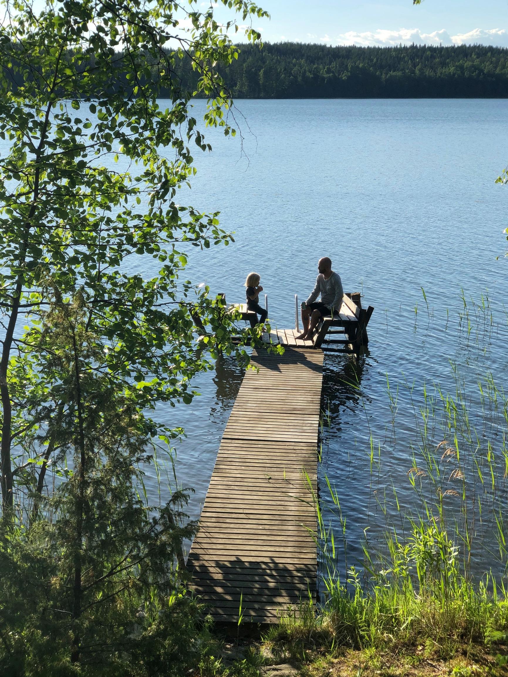 Meri-Tuuli Väntsin perhettä laiturilla